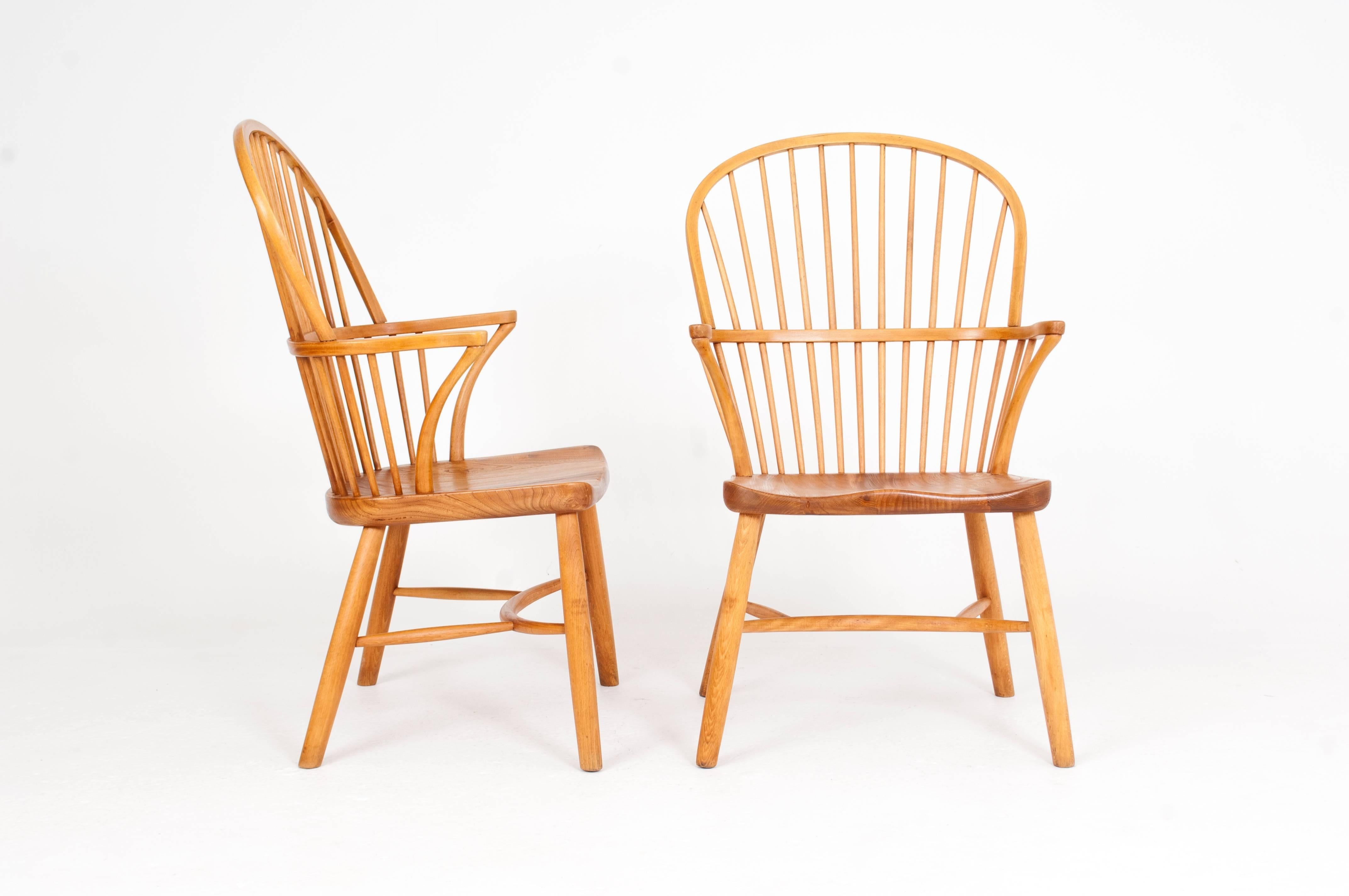 Palle Suenson.

Pair of Windsor chairs in beech and elm.

Designed circa 1945.

Manufactured by Fritz Hansen.