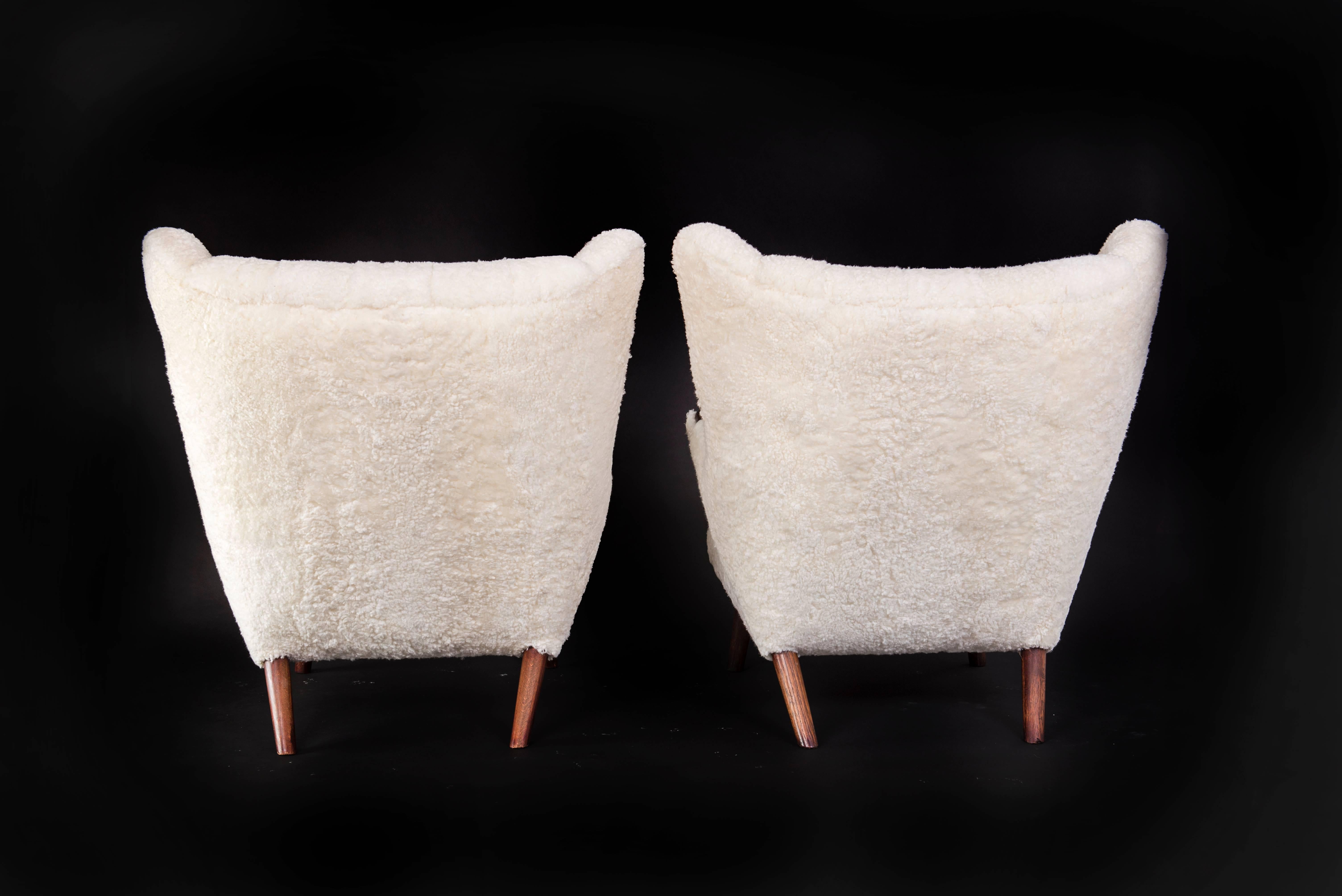 Hans J. Wegner Pair of Papa Bear + Stool. Sheepskin and Rosewood In Excellent Condition In Copenhagen, DK