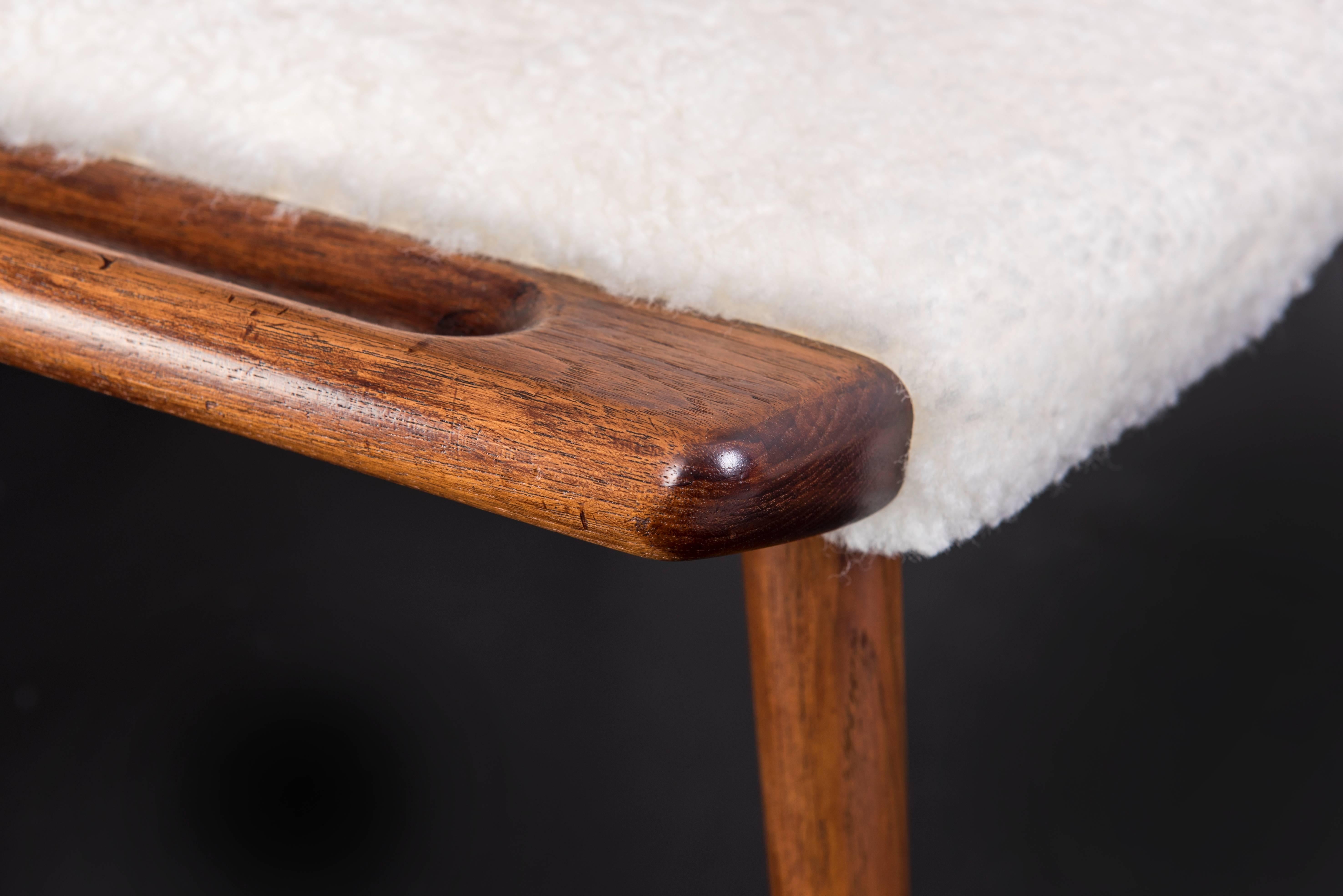 Hans J. Wegner Pair of Papa Bear + Stool. Sheepskin and Rosewood 4
