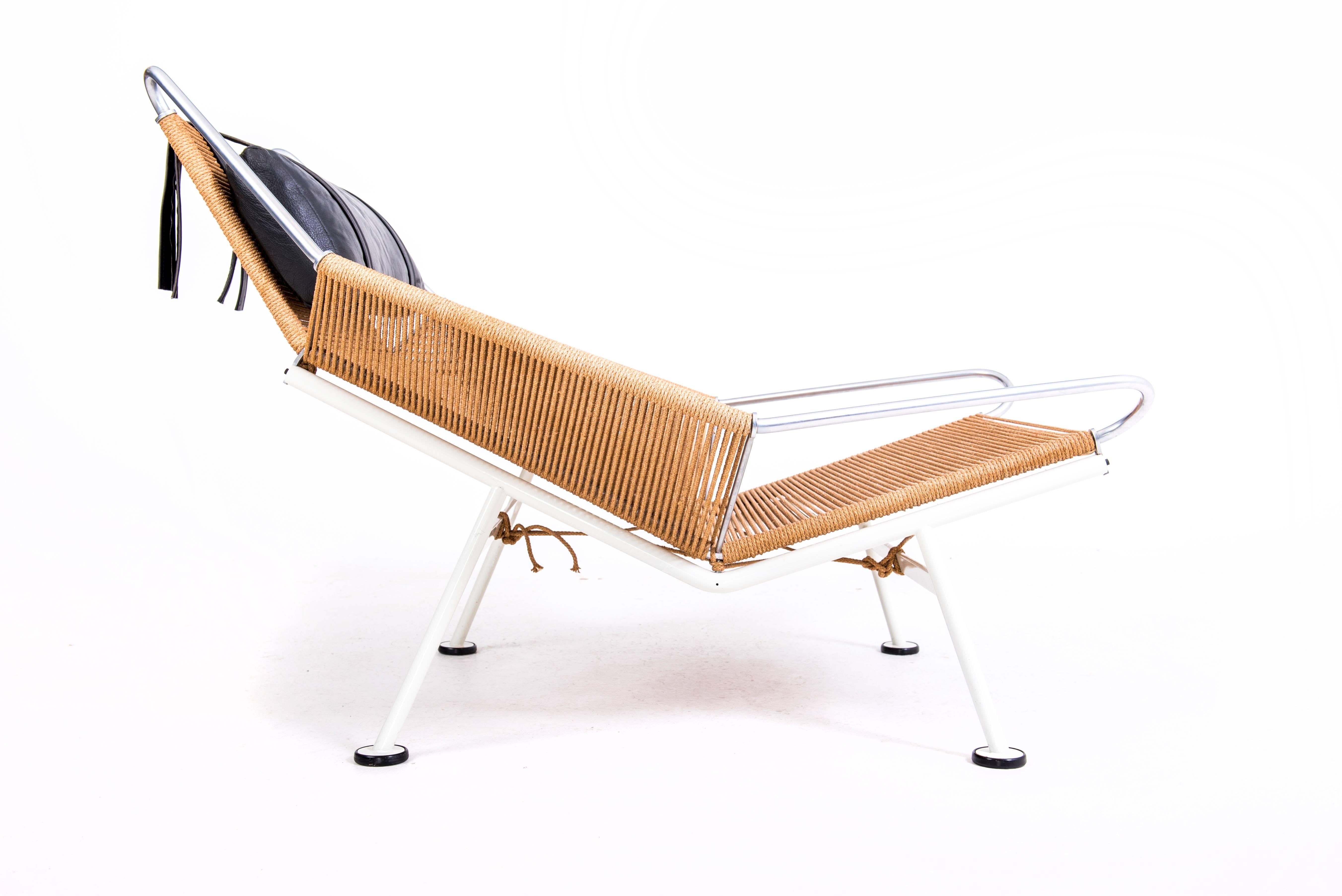 Hans J. Wegner

flag Halyard chair.

Easy chair with original white lacquered steel frame and black rubber 