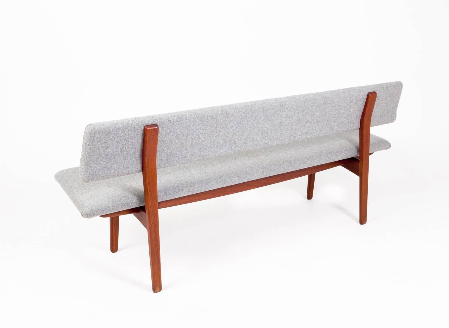 Ejnar Larsen & Axel Bender Madsen.

Teak bench with seat and back upholstered in light-grey wool.

Designed 1957.
Produced by Næstved Møbelfabrik.

