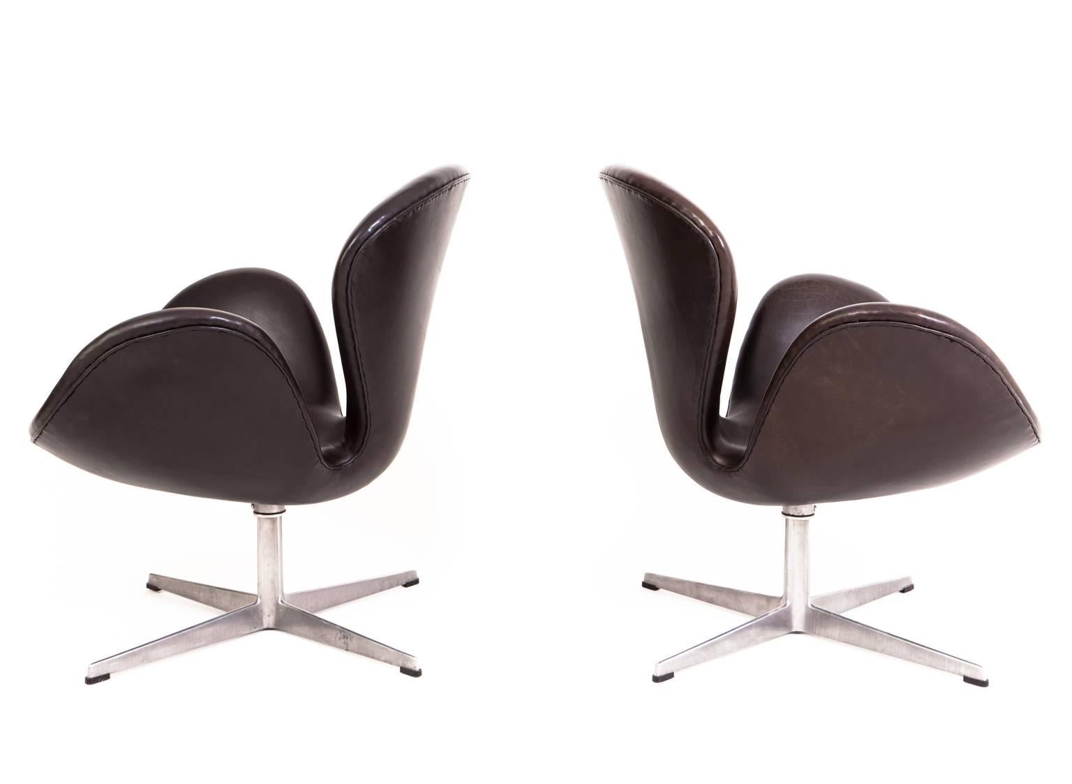 Scandinavian Modern Arne Jacobsen Pair of Swan Chairs For Sale