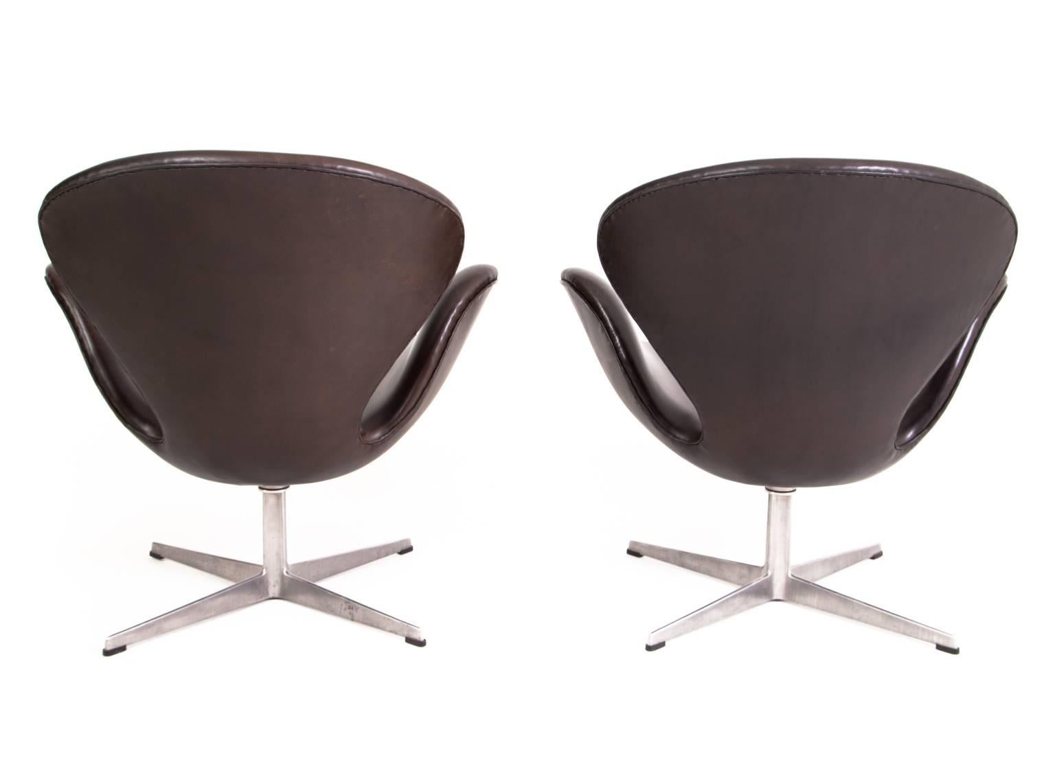 Arne Jacobsen Pair of Swan Chairs In Excellent Condition For Sale In Copenhagen, DK