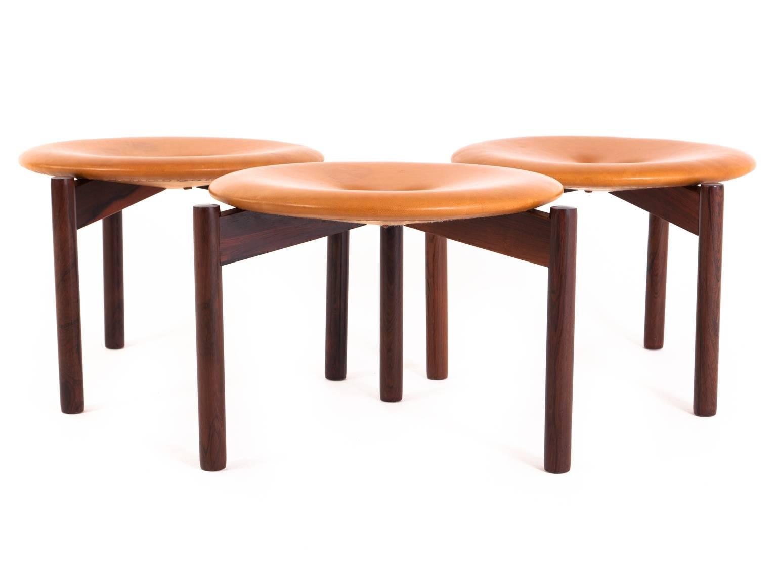 Uno & Östen Kristiansson

Set of three stools in rosewood and patinated leather

Designed by Uno & Östen Kristiansson
Produced by Luxus, Vittsjø


Pall, formgiven av Uno & Östen Kristiansson, 1960-tal. I palisander med sits i skinn.