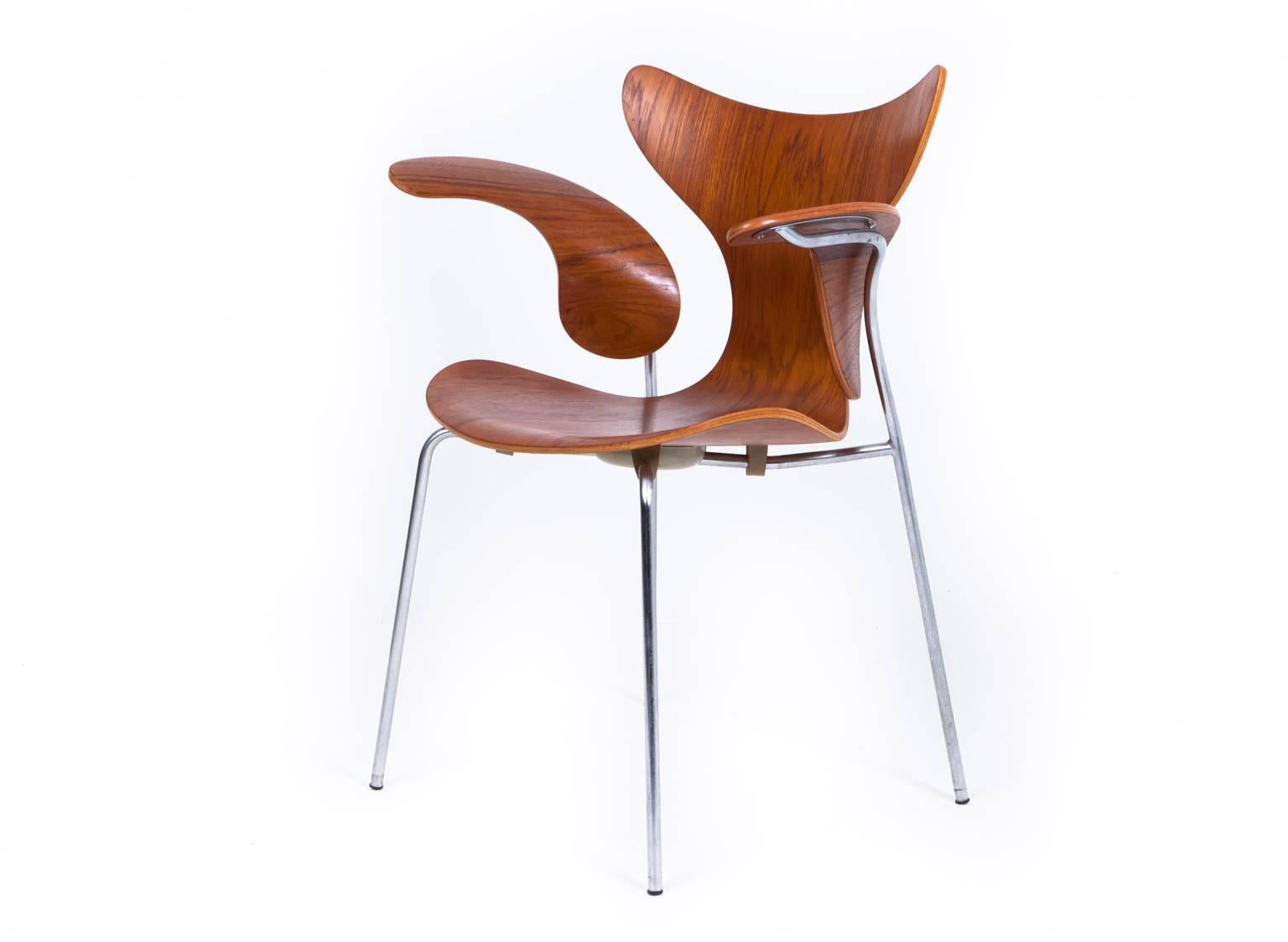Scandinavian Modern Arne Jacobsen Set of 12 Seagull Chairs in Teak For Sale