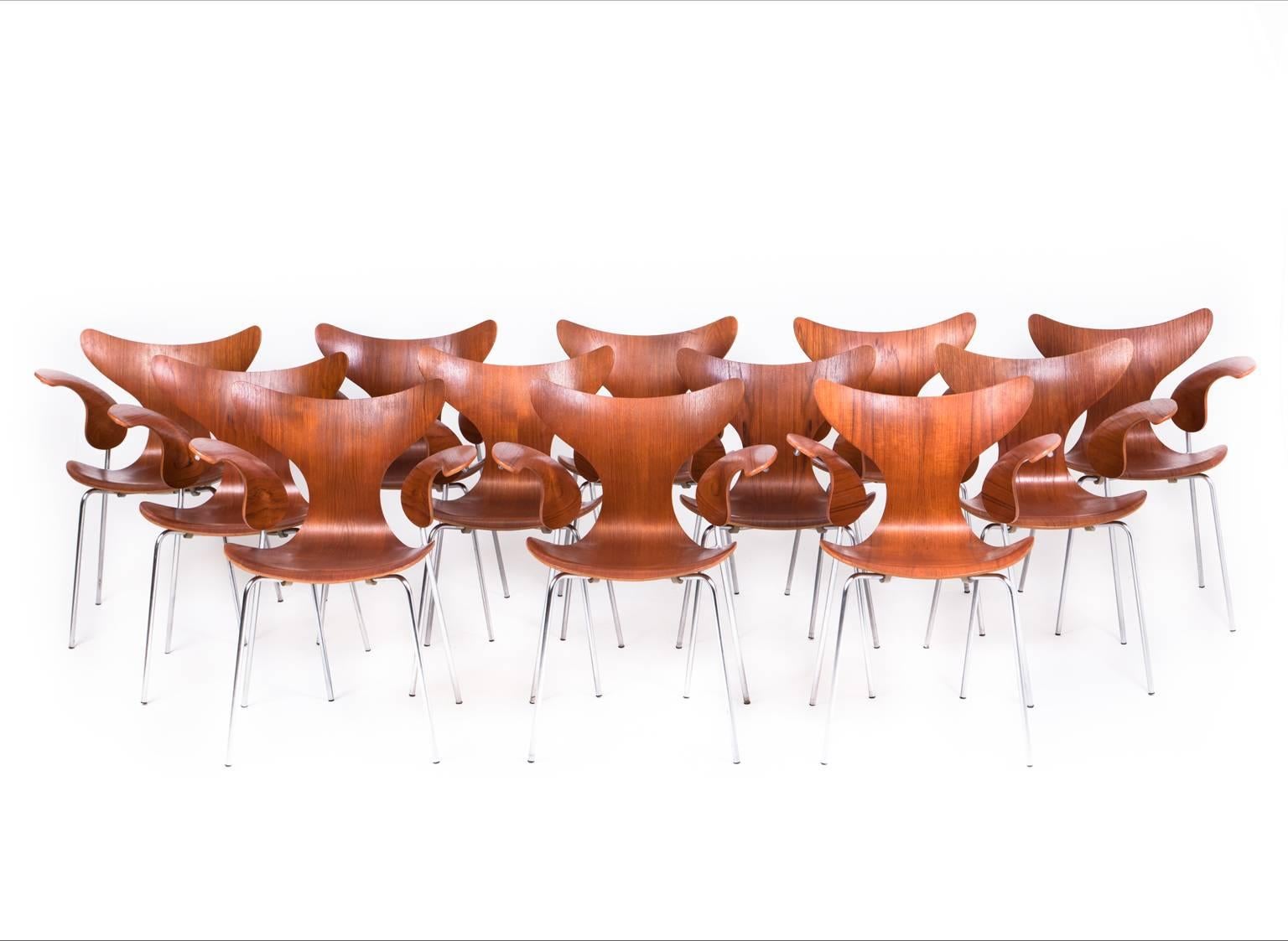 Arne Jacobsen Set of 12 Seagull Chairs in Teak For Sale 2