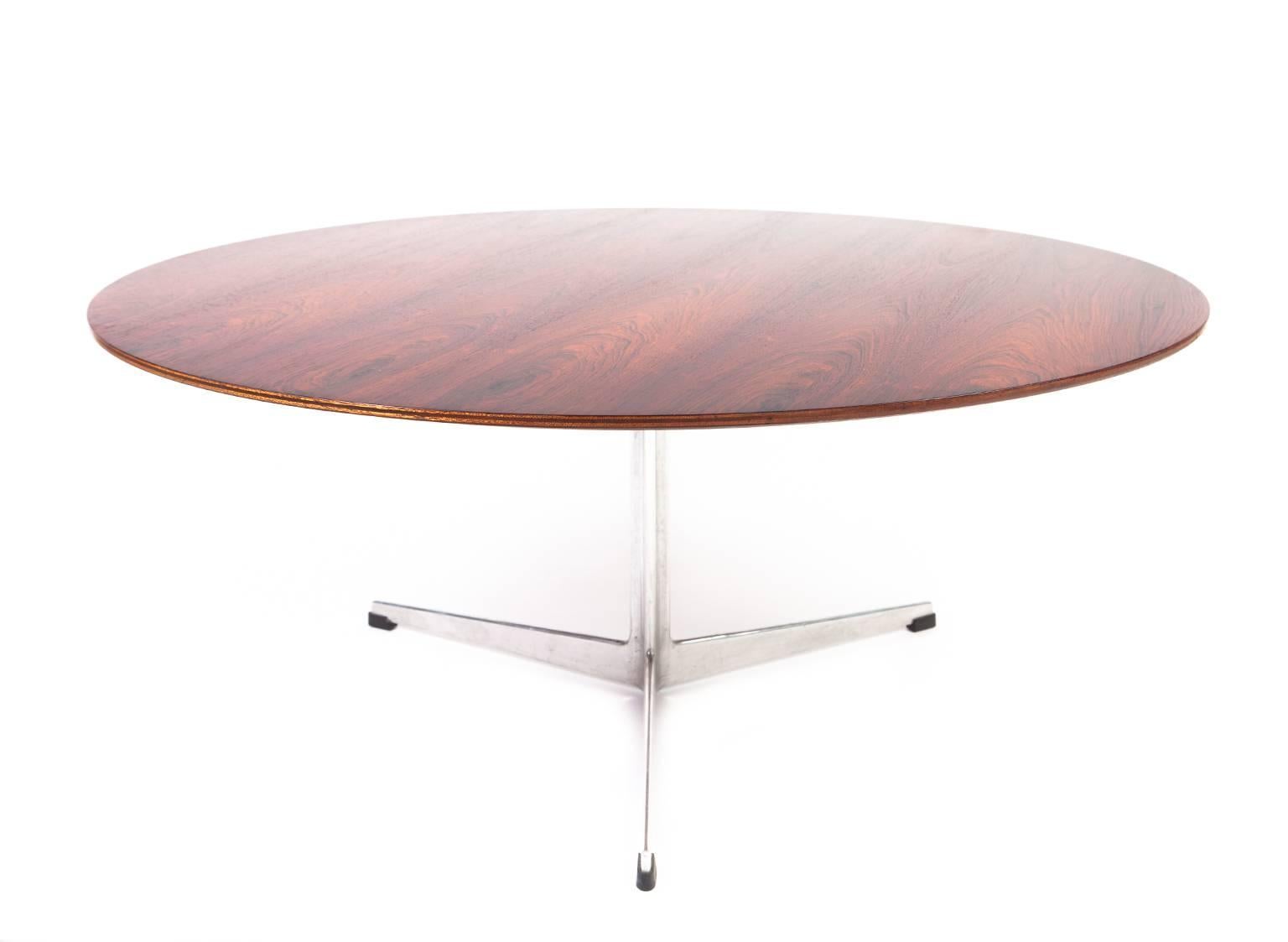 Scandinavian Modern Arne Jacobsen Round Coffee Table in Rosewood For Sale