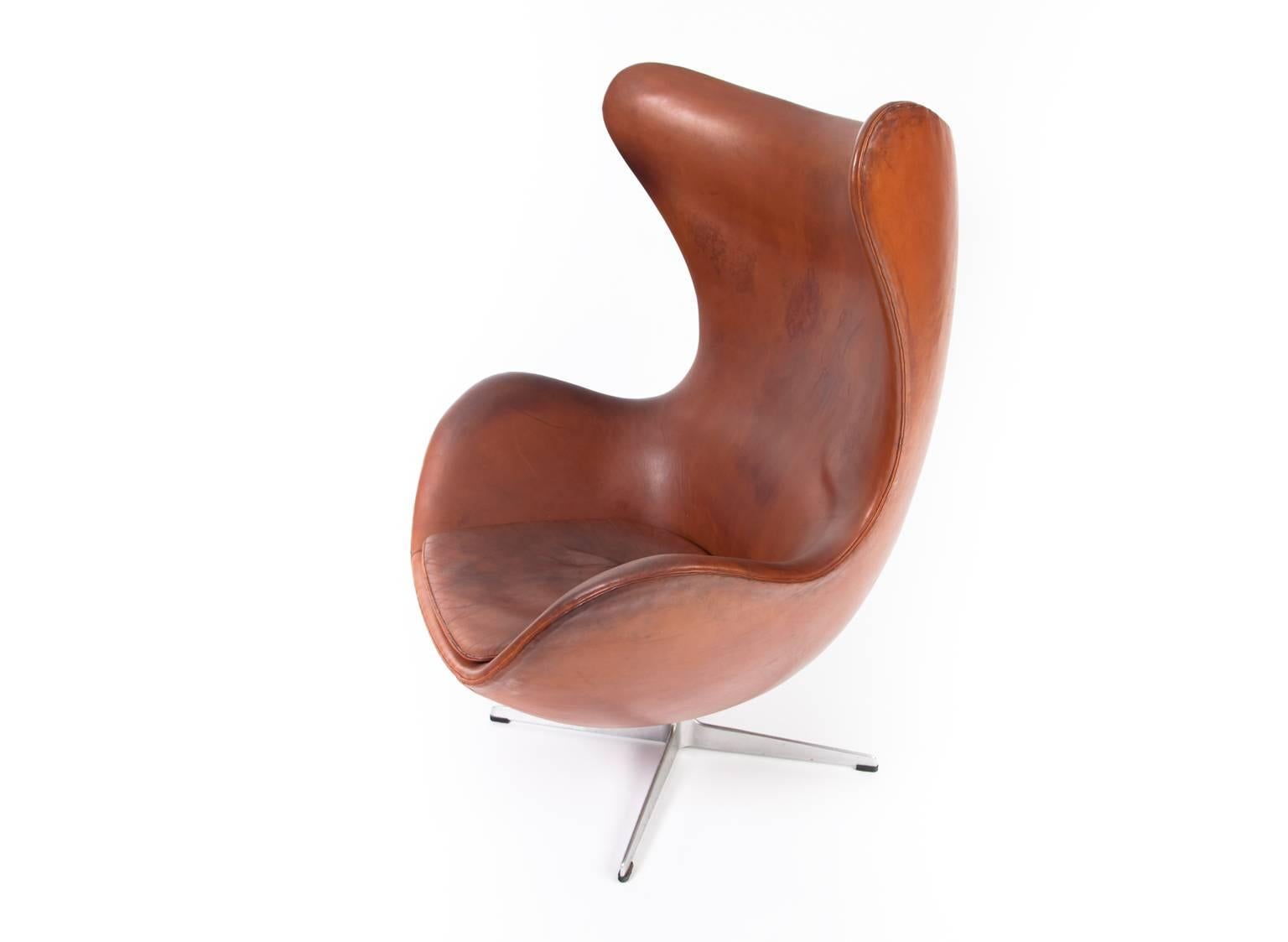 Arne Jacobsen.

The egg chair with ottoman. Upholstered in original patinated leather.

Designed 1958.

Produced by Fritz Hansen.
       