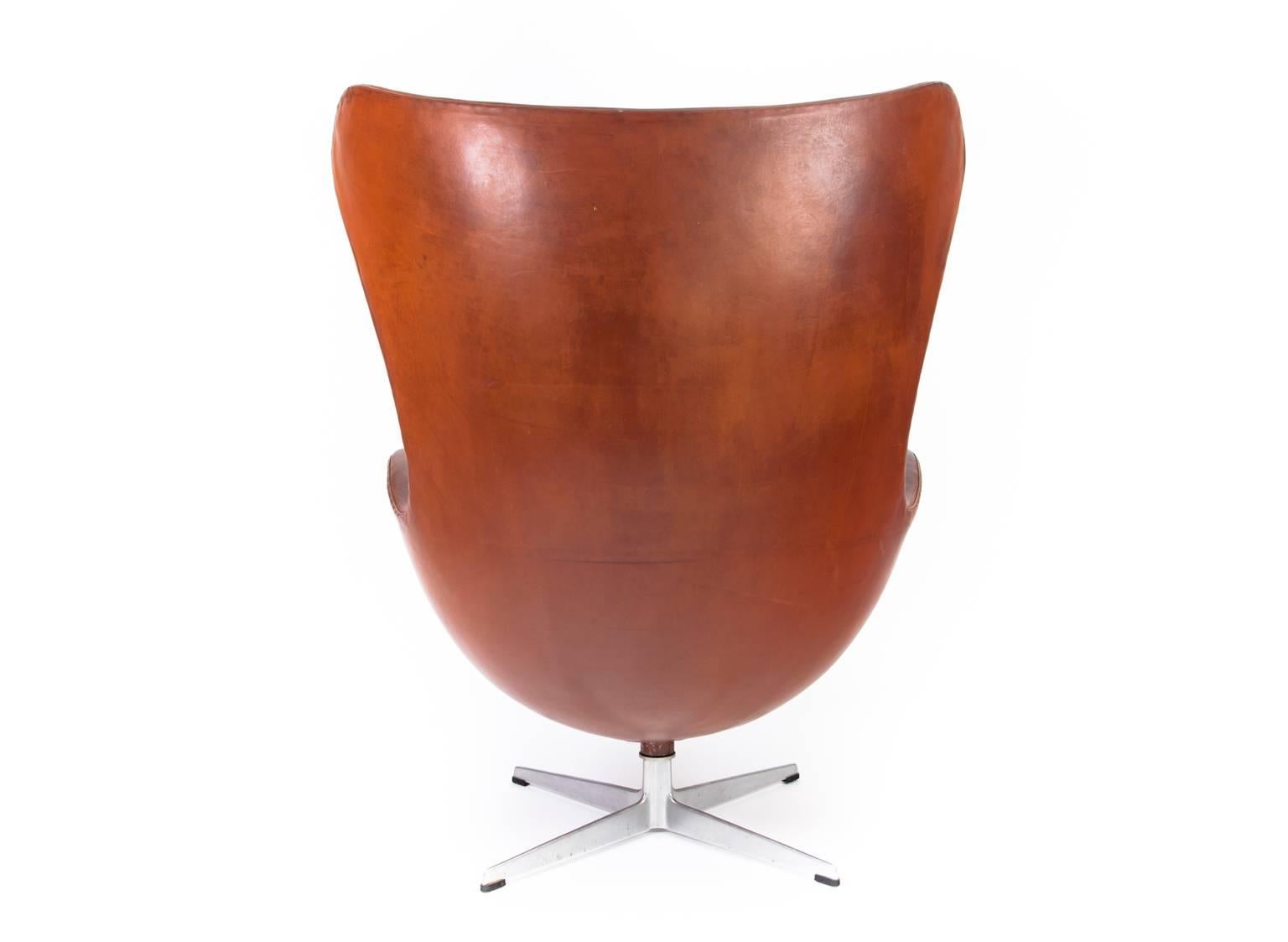 Scandinavian Modern Arne Jacobsen Egg Chair with Ottoman in Patinated Leather For Sale