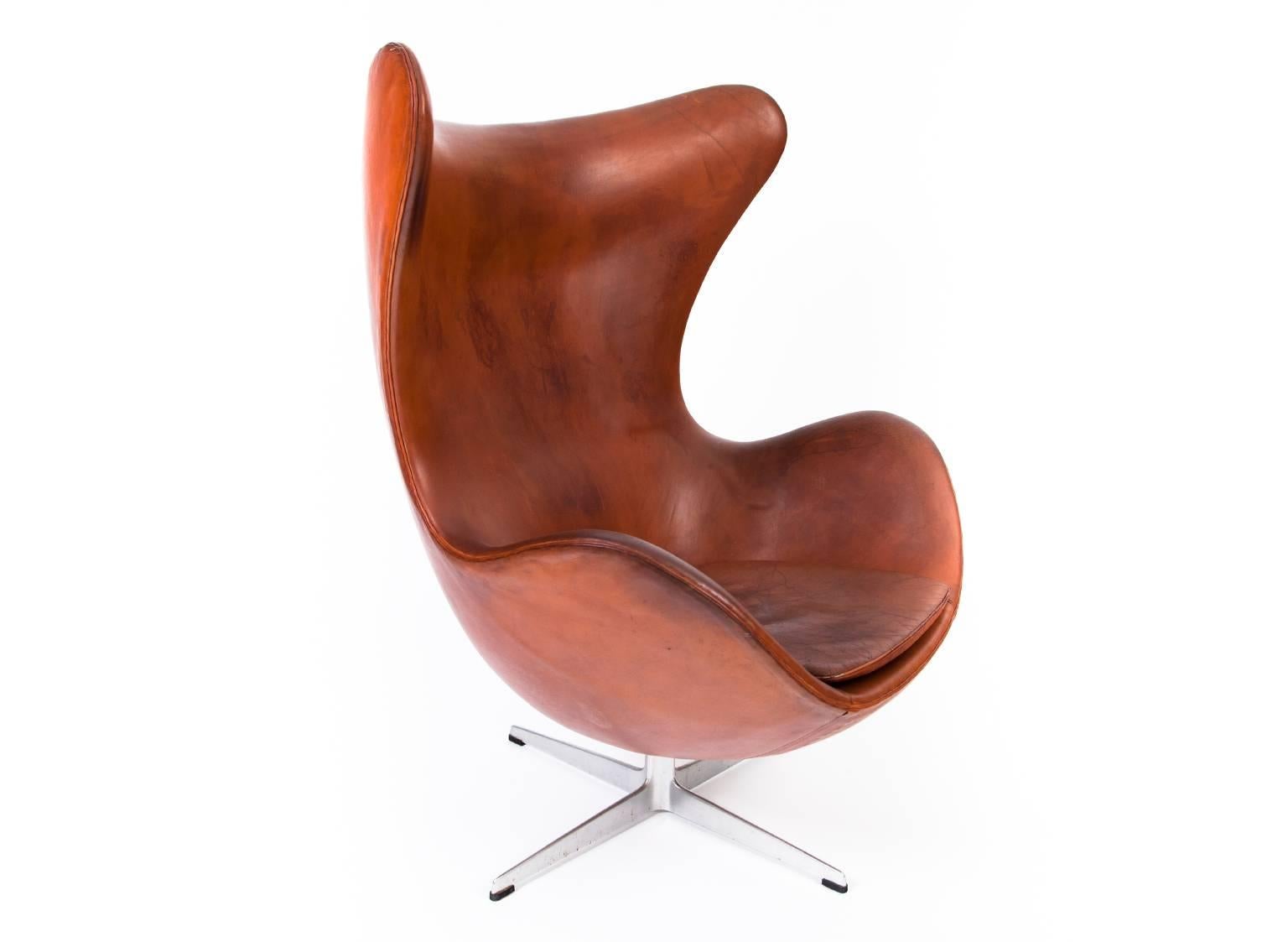 Arne Jacobsen Egg Chair with Ottoman in Patinated Leather In Excellent Condition For Sale In Copenhagen, DK