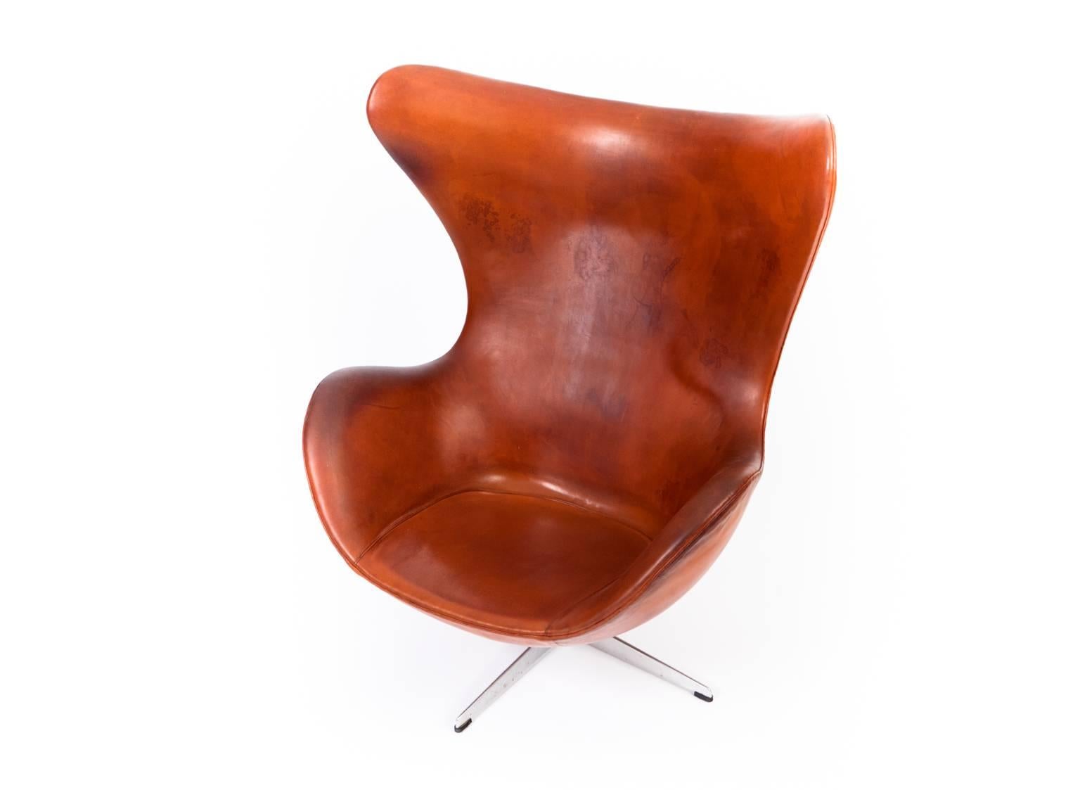 20th Century Arne Jacobsen Egg Chair with Ottoman in Patinated Leather For Sale