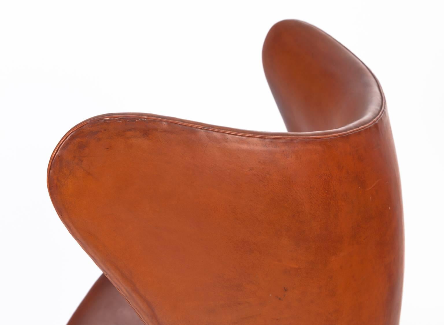 Arne Jacobsen Egg Chair with Ottoman in Patinated Leather For Sale 1