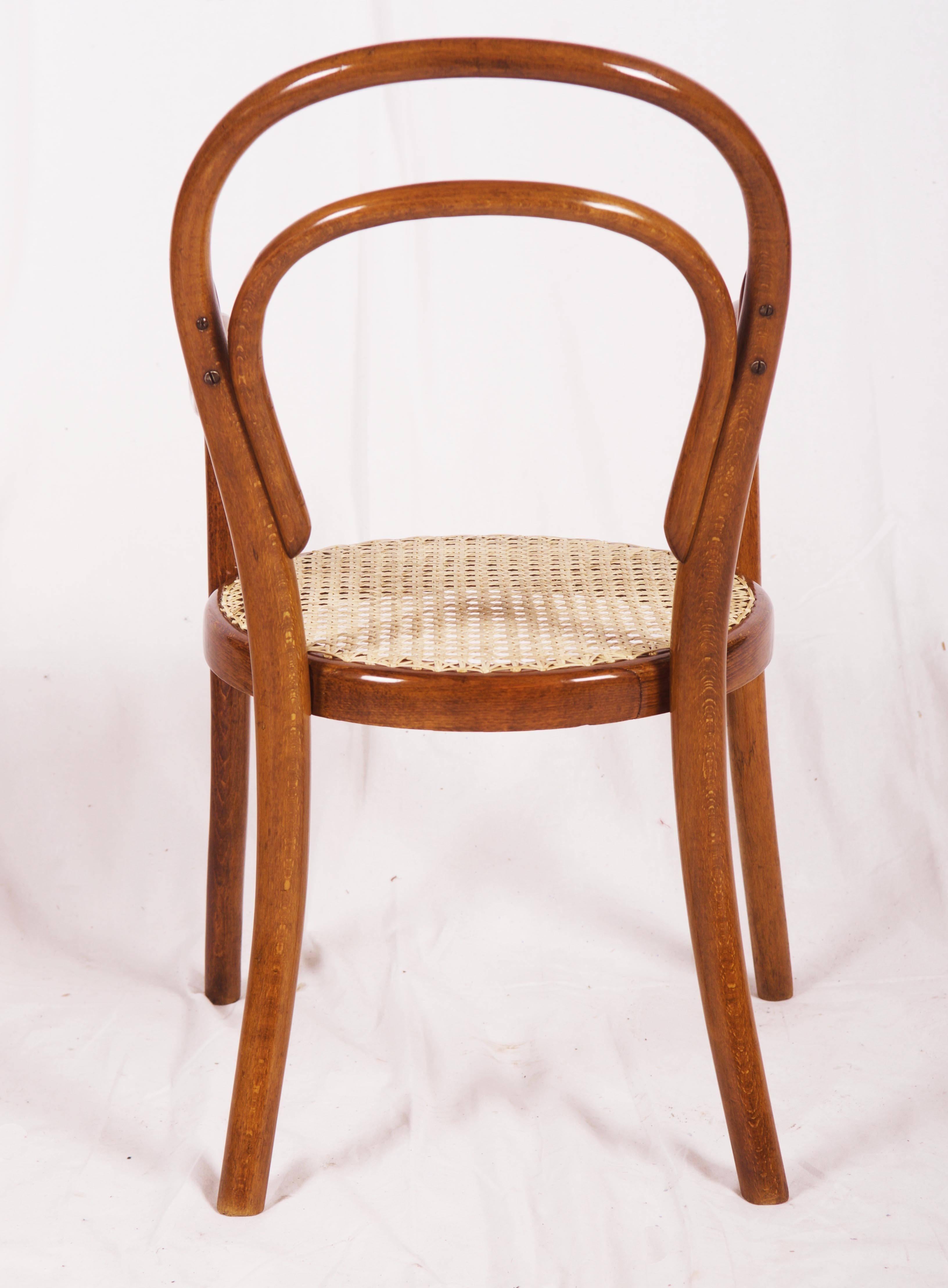 Sécession viennoise Chaise pour enfants en bois cintré de Thonet en vente