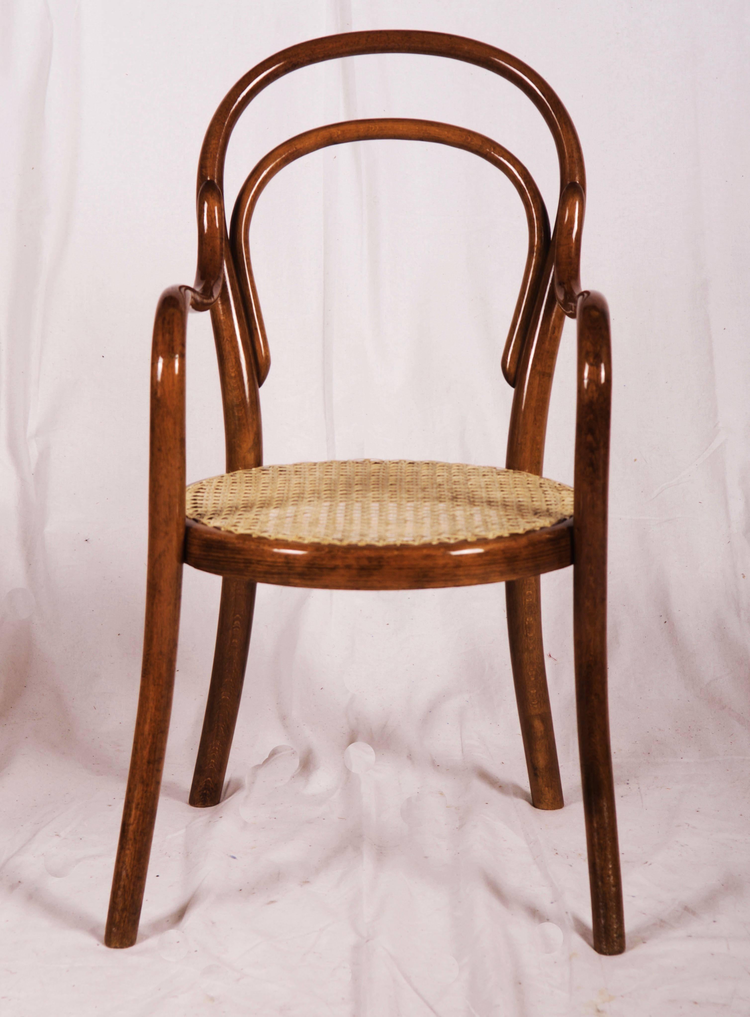 Buche Bugholz Thonet Nr. 1 zum ersten Mal im Katalog aus den 1880er Jahren erwähnt. Diese stammt aus den 1910er-1920er Jahren.
Stuhl ist vollständig restauriert, Nussbaum gebeizt und Schellack poliert mit neuen Konserven.
Auf dem Rahmen gesungen.