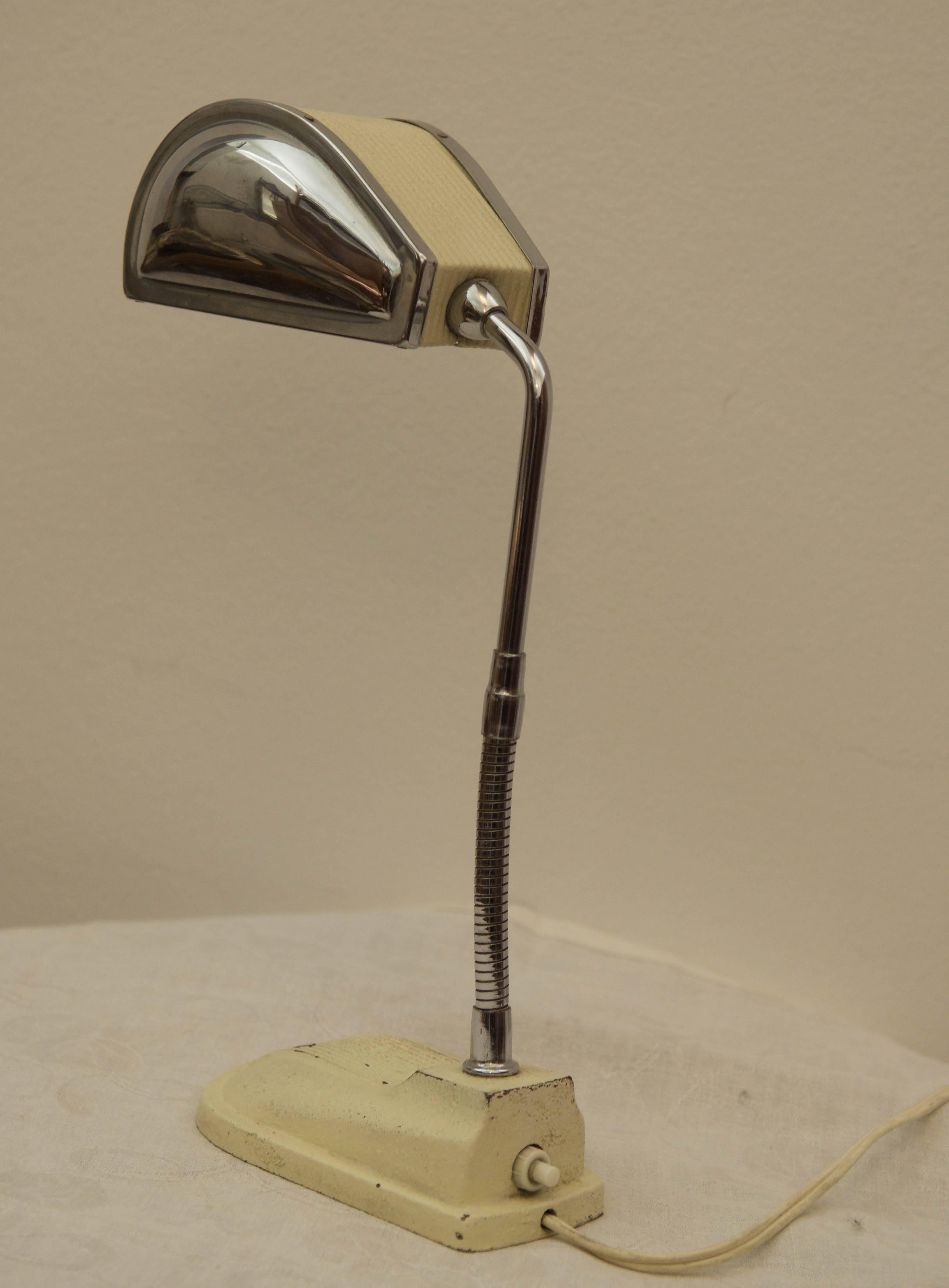 Often wrongly attributed to Eileen Gray was made in the 1940s. This Jumo lamp is very robust with a goose neck, the lampshade and the base of this small Jumo lamp has a design that recalls the style "streamline". This Anglicism literally