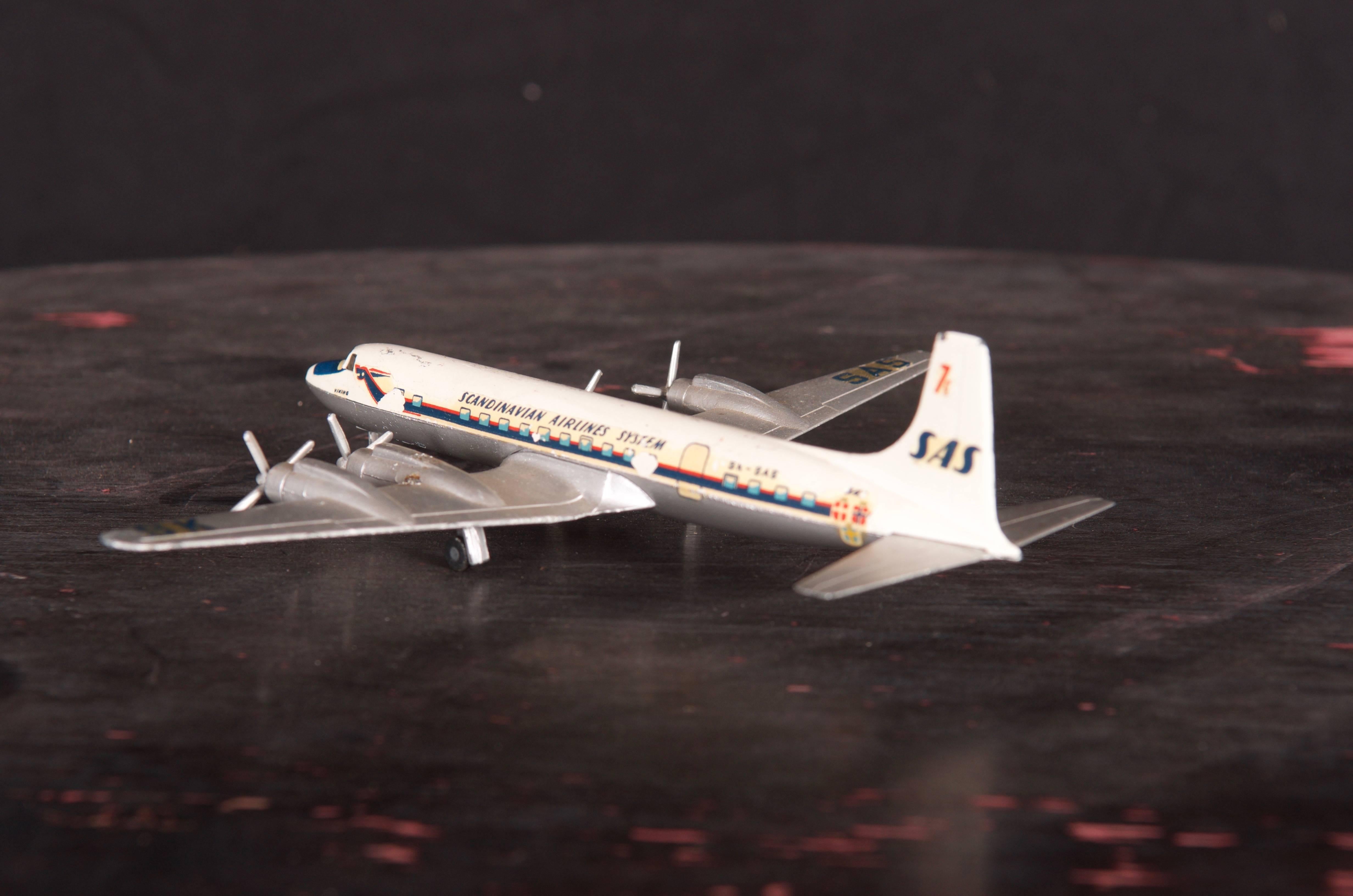 Milieu du XXe siècle Modèle d'avion vintage Douglas DC 7 C en vente