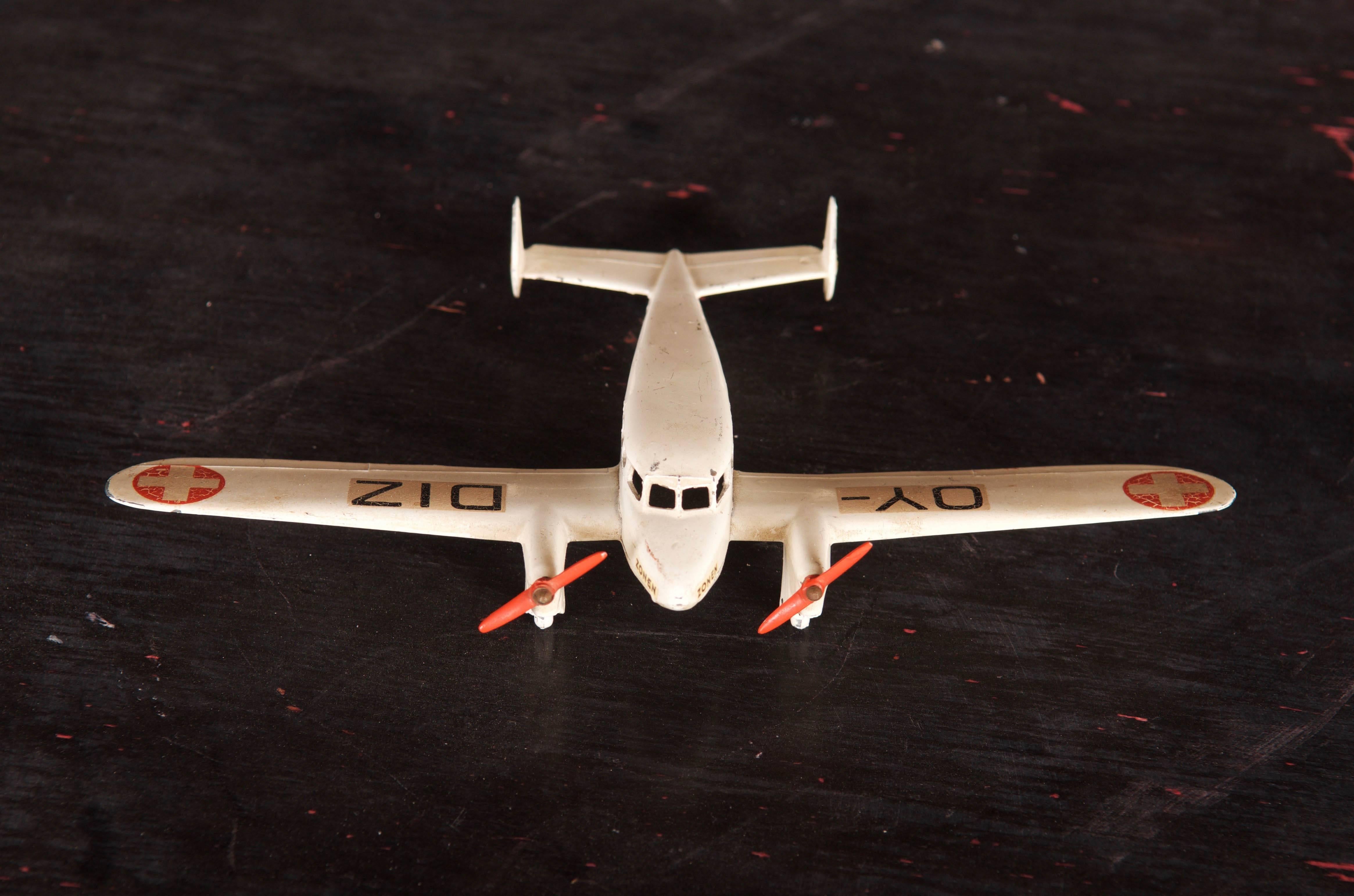 Danois Modèle d'avion d'hôpital à deux moteurs Tekno n°488 en vente