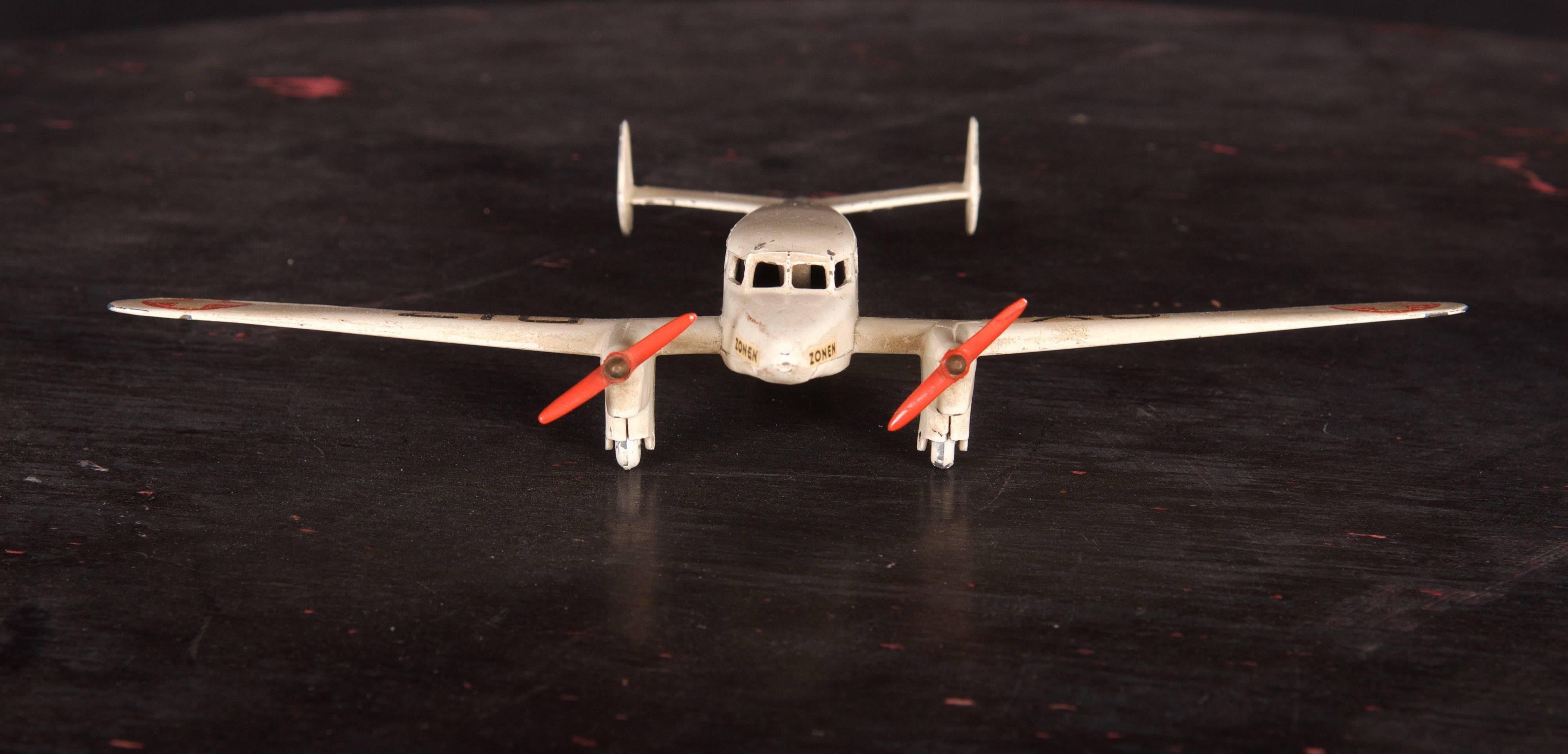 Peint Modèle d'avion d'hôpital à deux moteurs Tekno n°488 en vente
