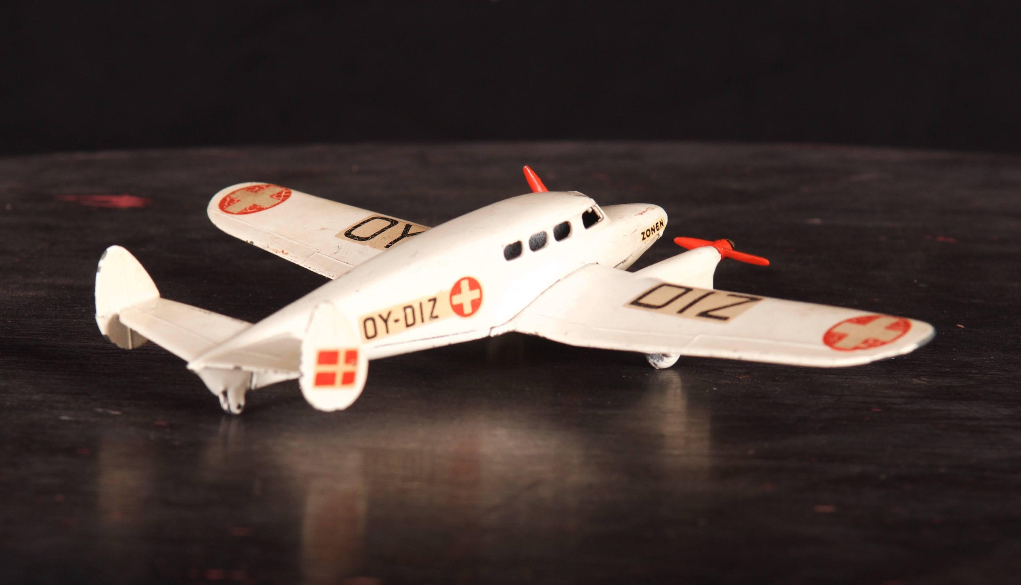 Modèle d'avion d'hôpital à deux moteurs Tekno n°488 Bon état - En vente à Vienna, AT