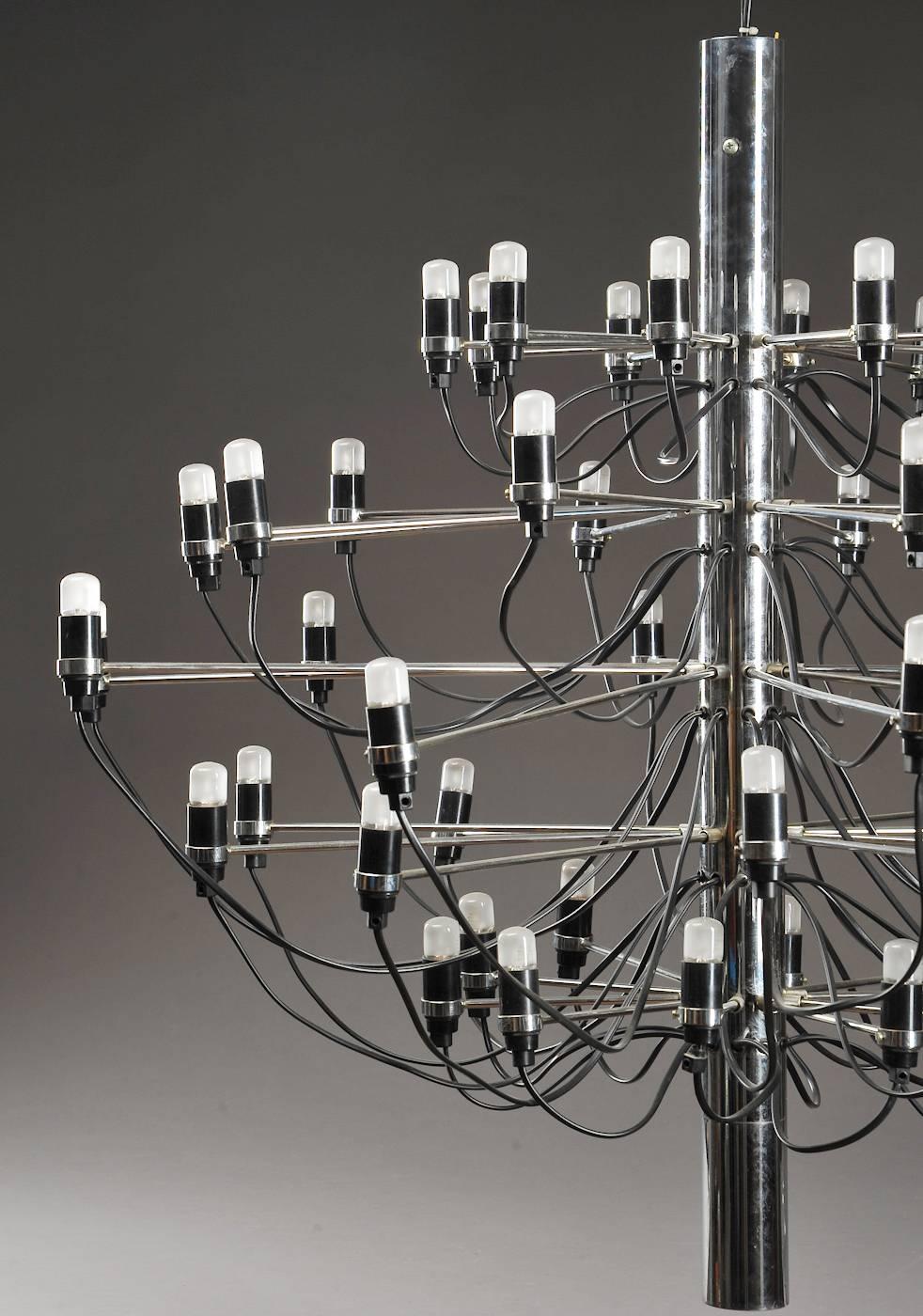 A "2097/50" ceiling lamp designed by Gino Sarfatti for Flos, Italy, 1958.
Beautiful original condition with 50 E14 sockets (also for LED bulbs).
Measures: Height 90cm (35"), diameter 102cm (40").
Lamp will be shipped with