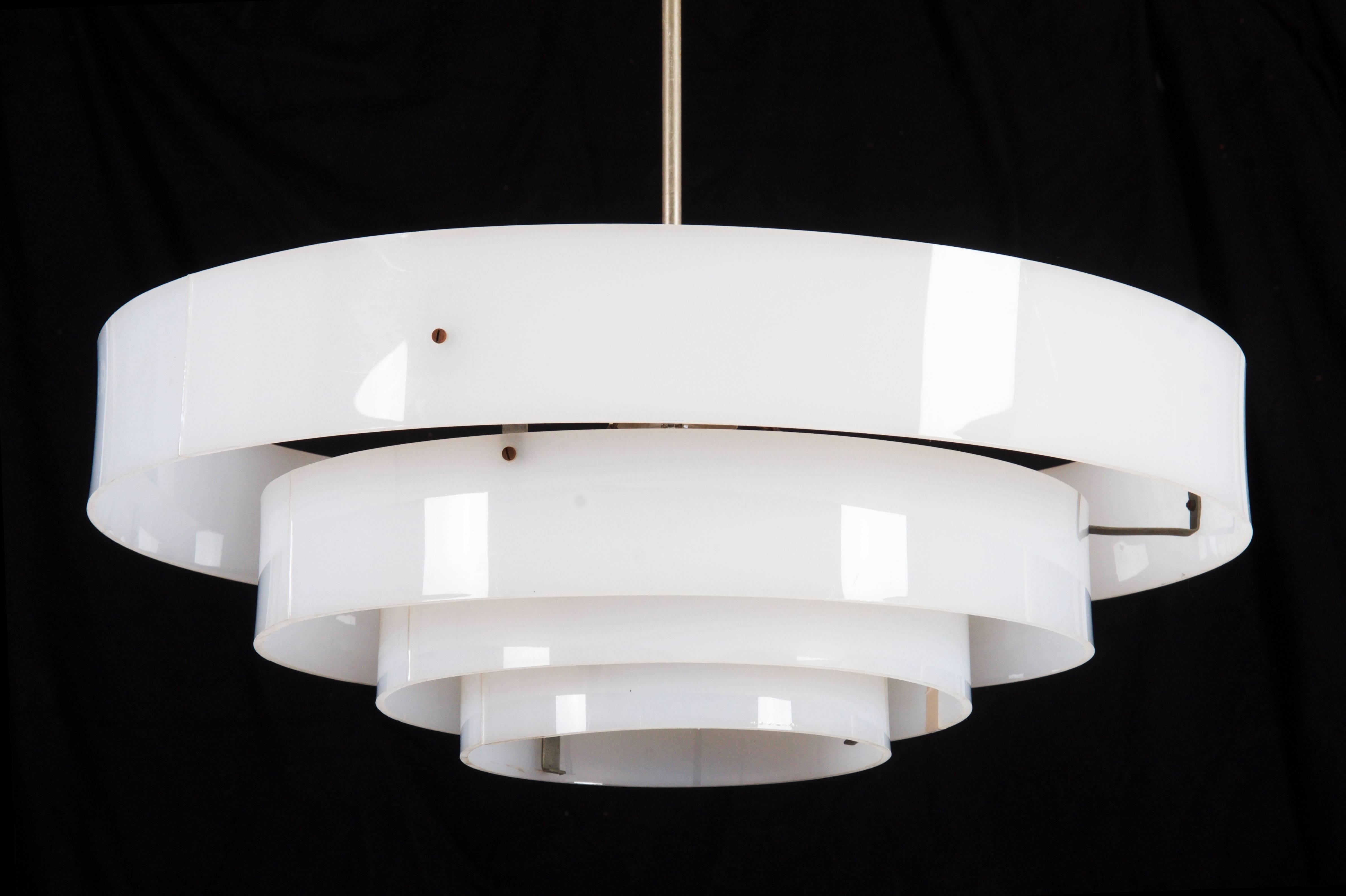 Four white plastic rings fitted with one E27 sockets.
Three pieces available immediately, 60 pieces of the lamp shapes available but without the suspension.