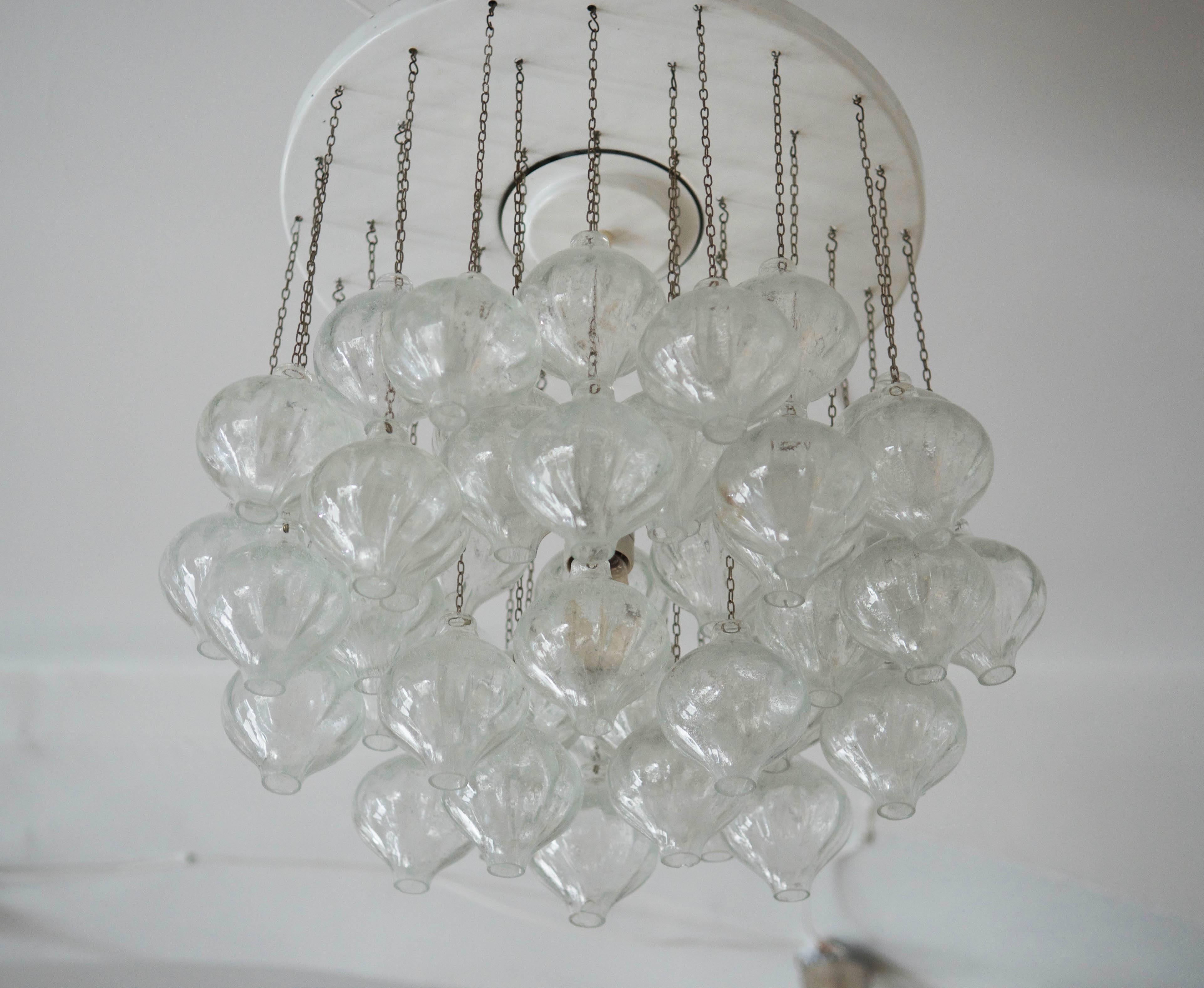 Chandelier fitted with one E27 bulb and 50 handblown glass elements made by J.T. Kalmar.
Excellent condition with minimal signs of age. The glass bulbs have no damage.
The total length is now about 60cm (23.62