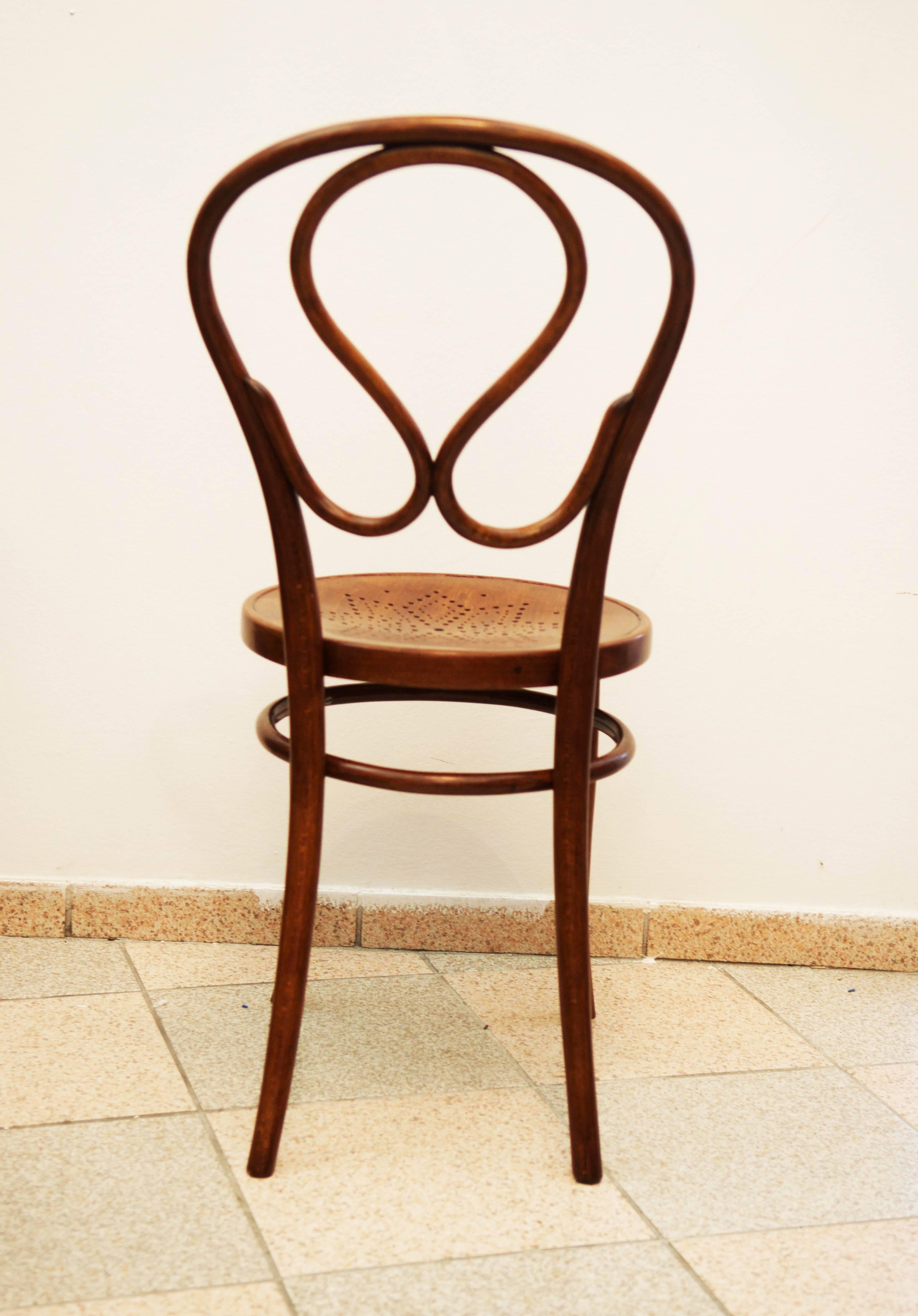 Beautiful bentwood construction with perforated plywood seat from the 1900.
Excellent restored.
Two pieces available.
