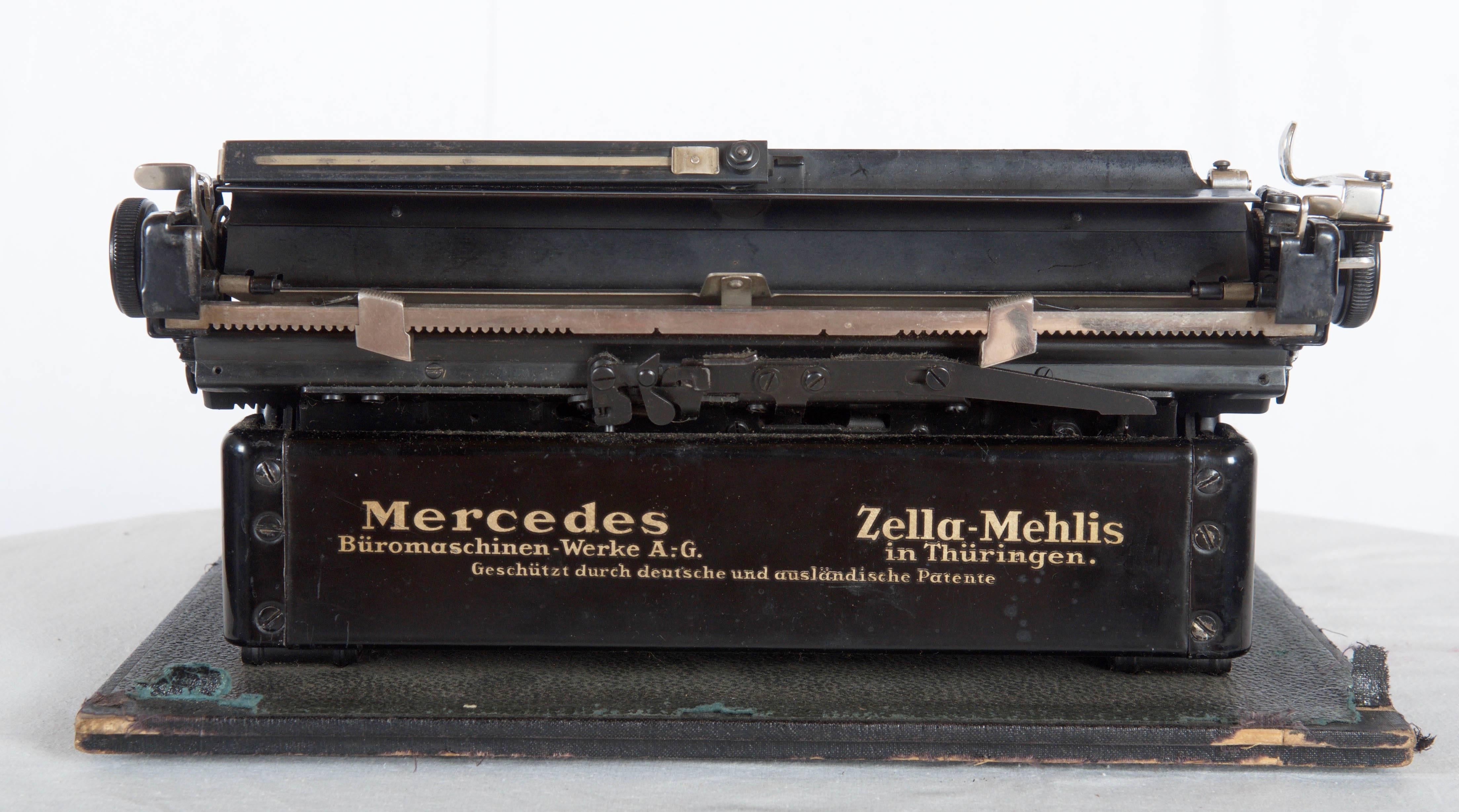 Schwere Gusseisenkonstruktion in Holzkiste, noch funktionstüchtig, von Mercedes Büromaschinen Werke A. G. aus den 1930er Jahren.