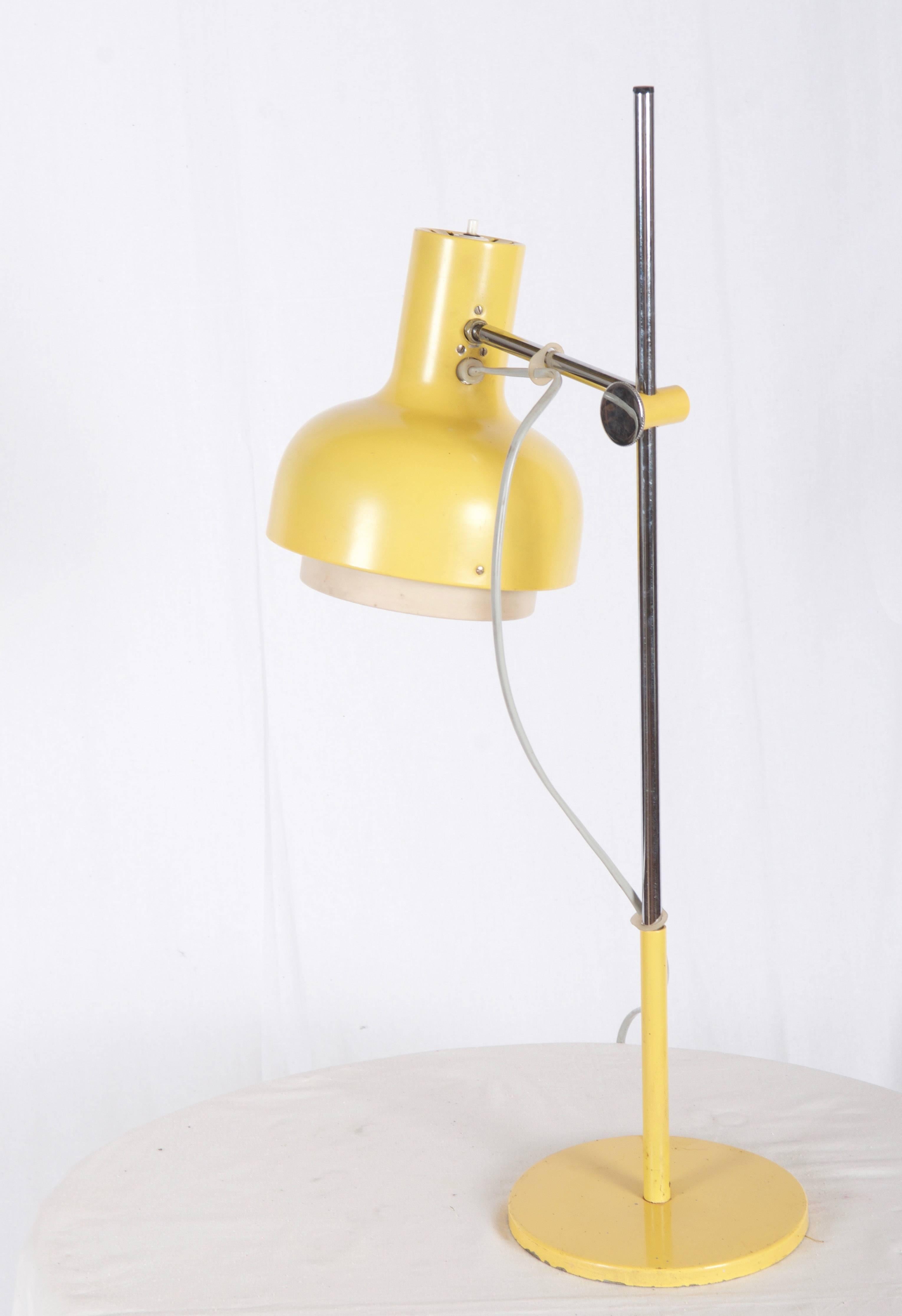 Große gelbe Mid-Century-Tischlampe (Moderne der Mitte des Jahrhunderts) im Angebot