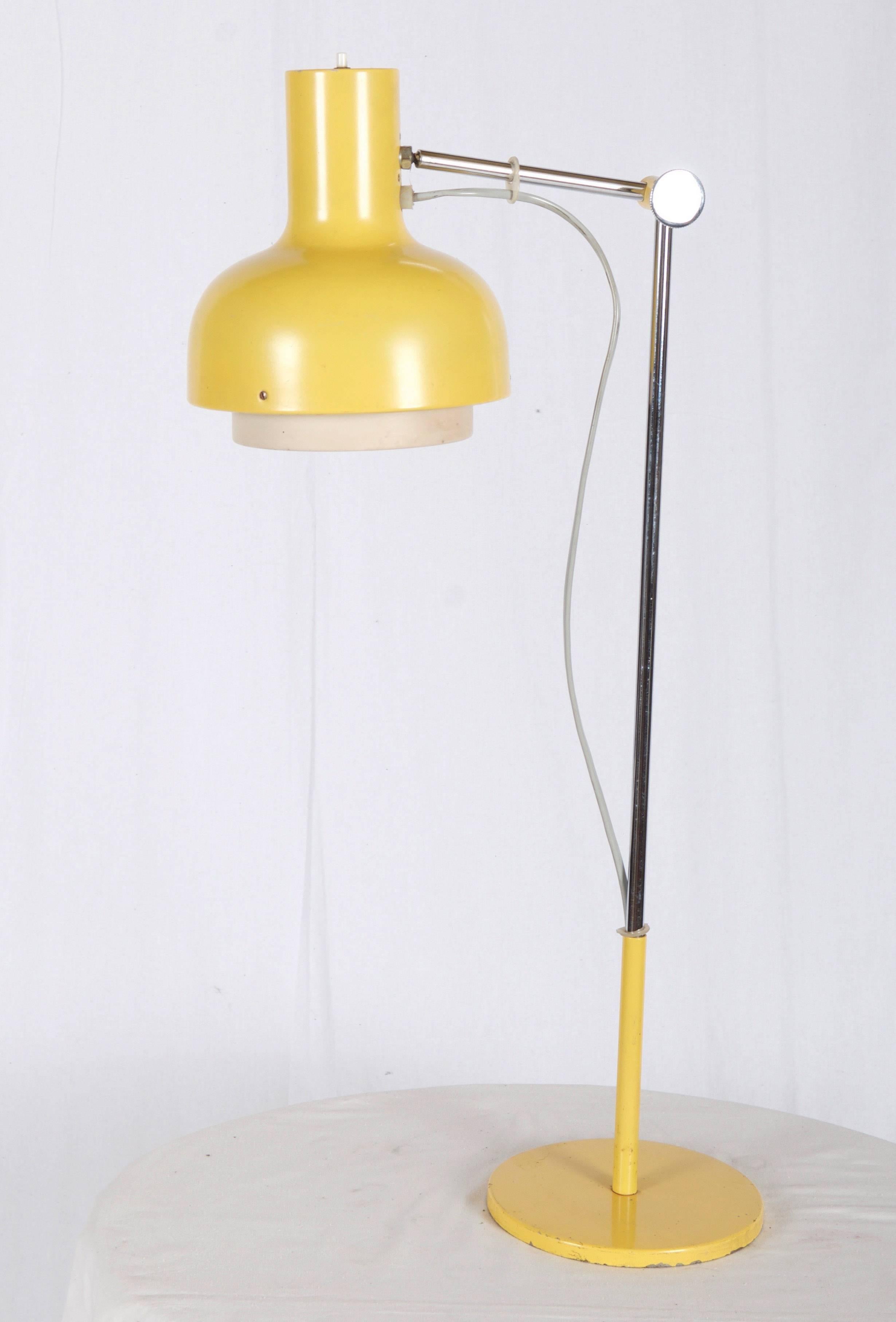 Laqué Grande lampe de bureau jaune mi-siècle moderne en vente