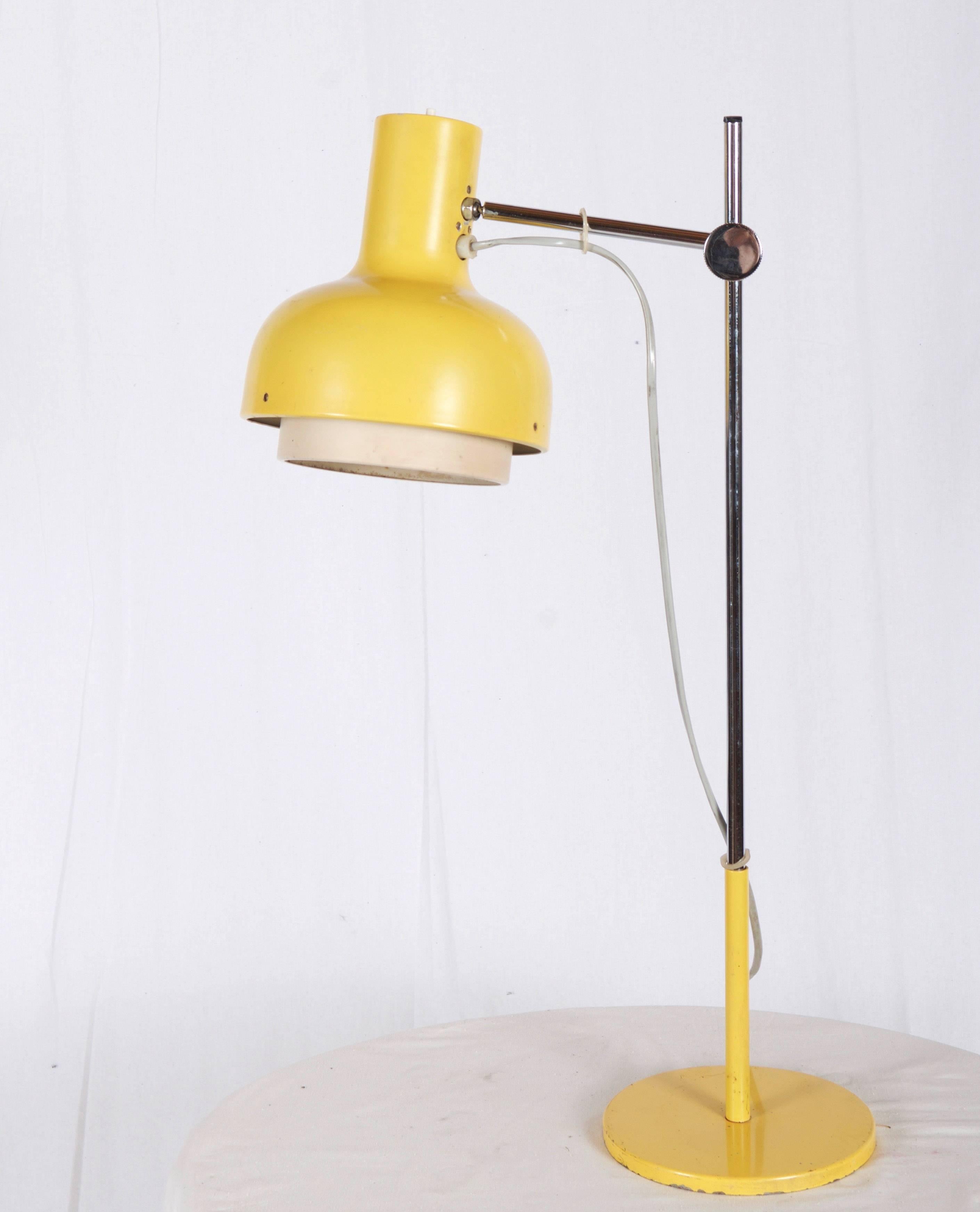 Große gelbe Mid-Century-Tischlampe (Tschechisch) im Angebot