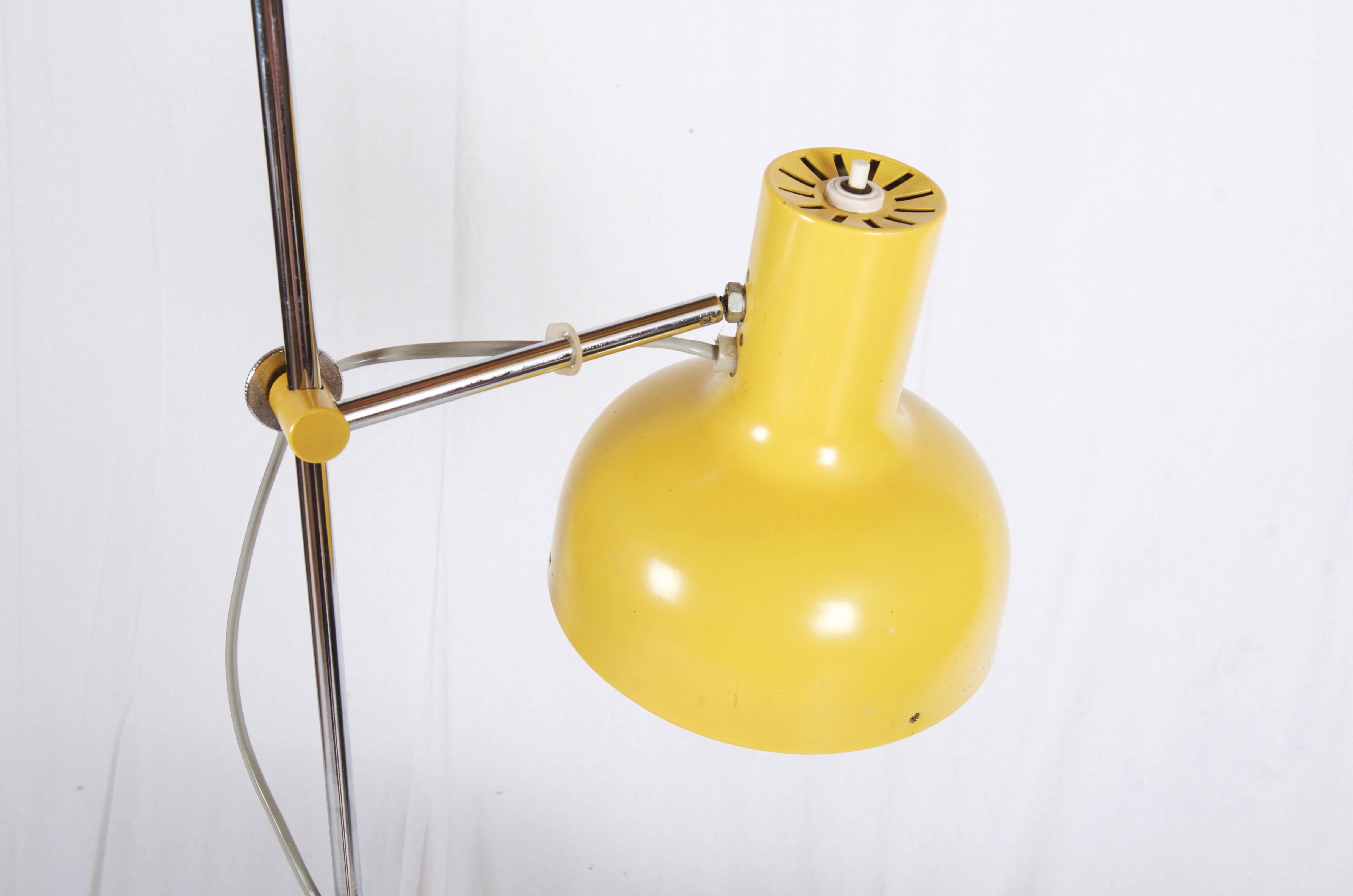 Grande lampe de bureau jaune mi-siècle moderne Excellent état - En vente à Vienna, AT