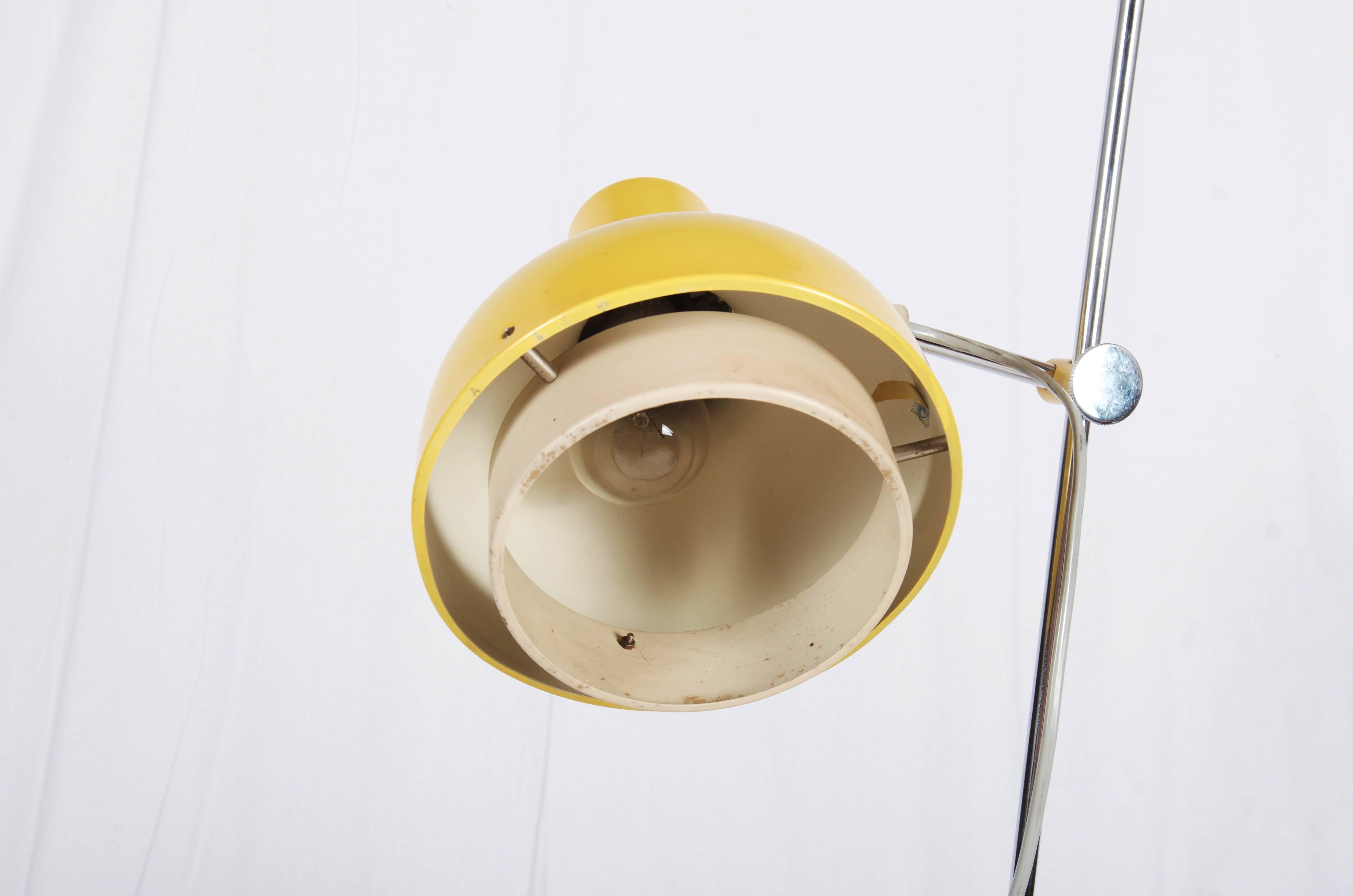 Große gelbe Mid-Century-Tischlampe (Stahl) im Angebot