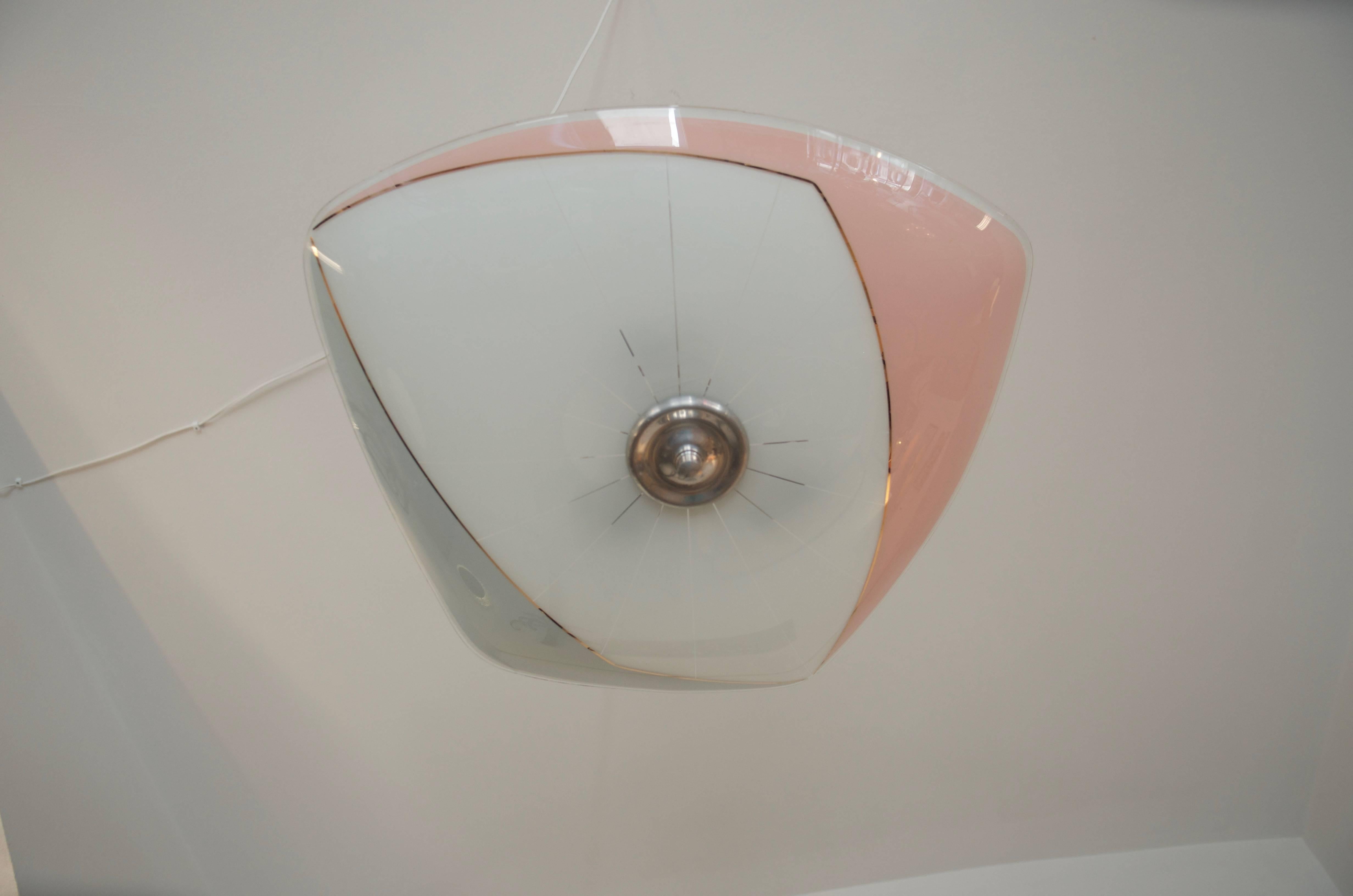 Ce pendentif a été conçu pour être exposé dans le pavillon de la Tchécoslovaquie à l'Exposition universelle de Bruxelles en 1958.
L'abat-jour est dans un état remarquable, sans rayures, fissures ou éclats, la quincaillerie du pendentif en aluminium