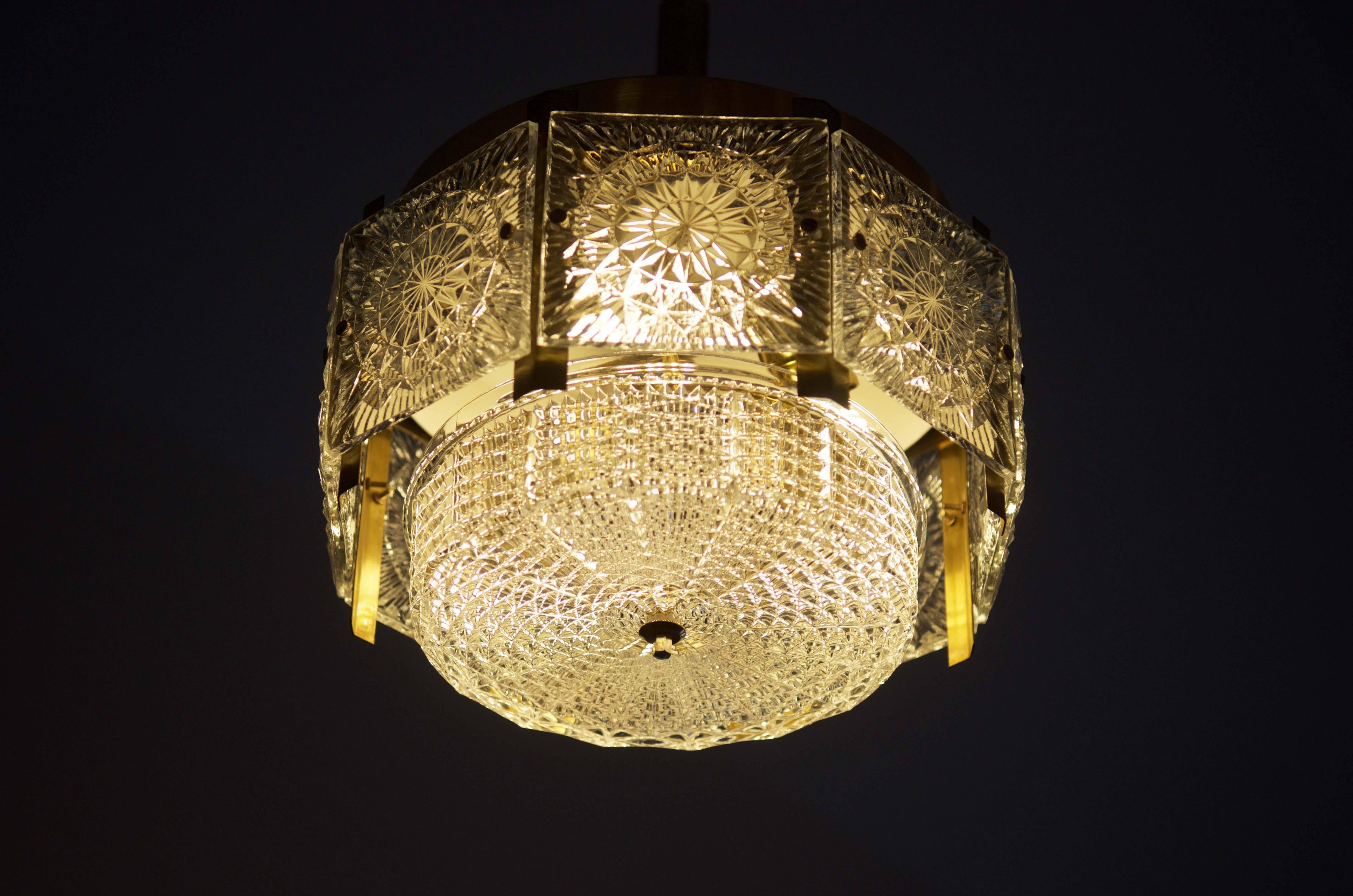 Mid-Century Modern Magnifique lustre en laiton du milieu du siècle en vente
