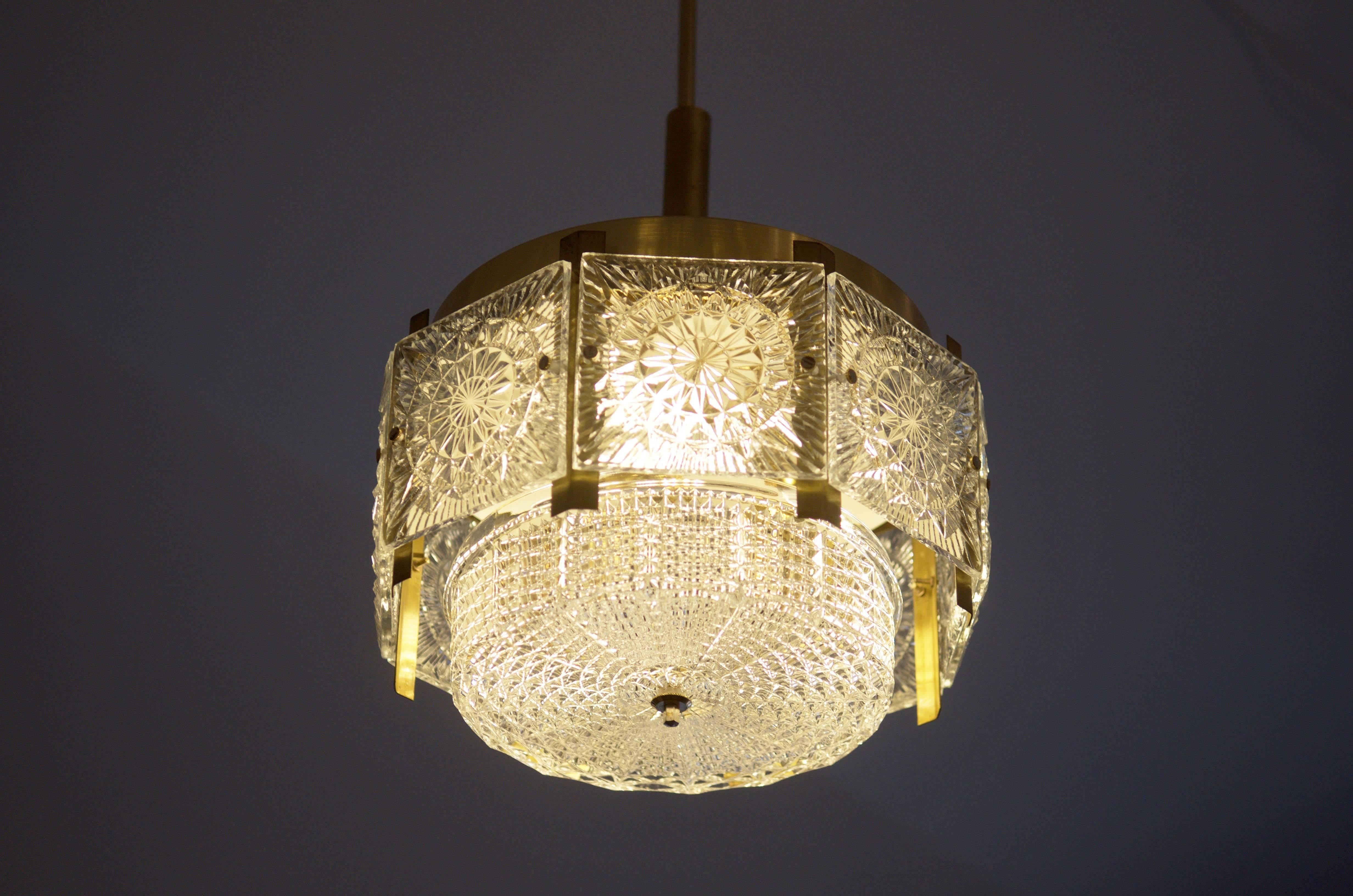 Beautiful Mid-Century Brass Chandelier In Excellent Condition For Sale In Vienna, AT