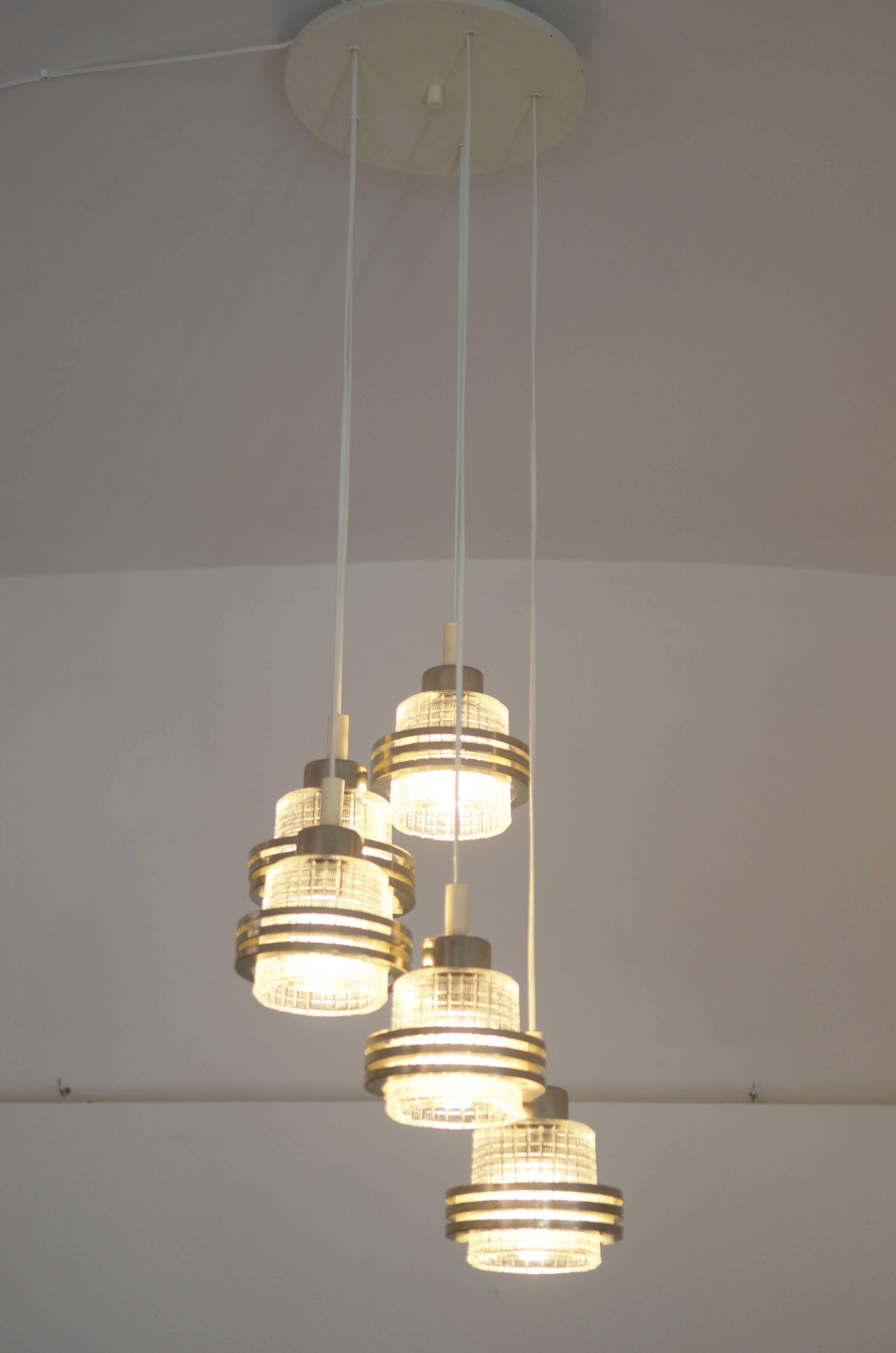 Mid-Century Cascading Chandelier In Good Condition For Sale In Vienna, AT