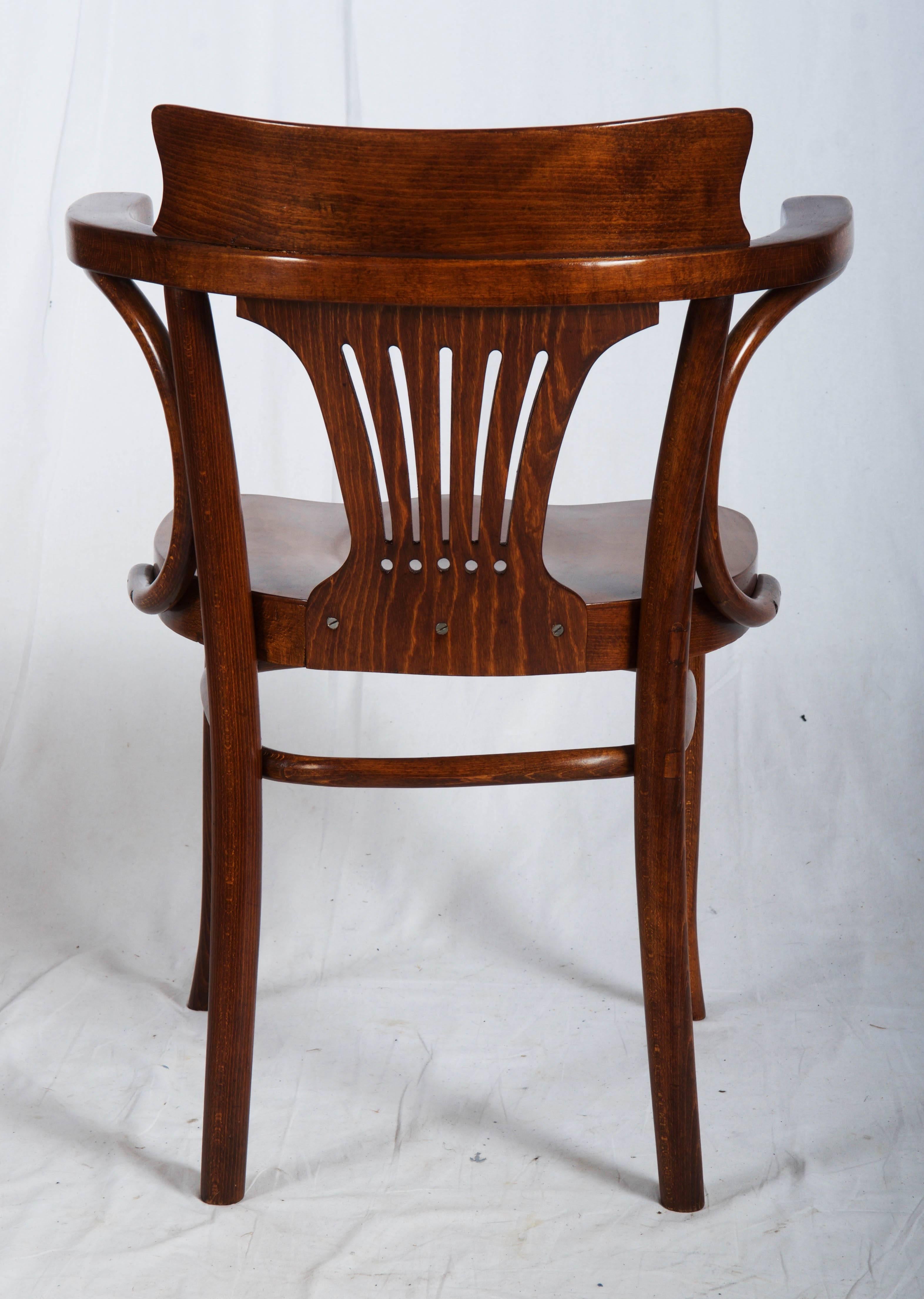 Beech bentwood Thonet catalog number 6070 fully restored made in Austria in the 1920s but the original design was created in the 1900-1905.