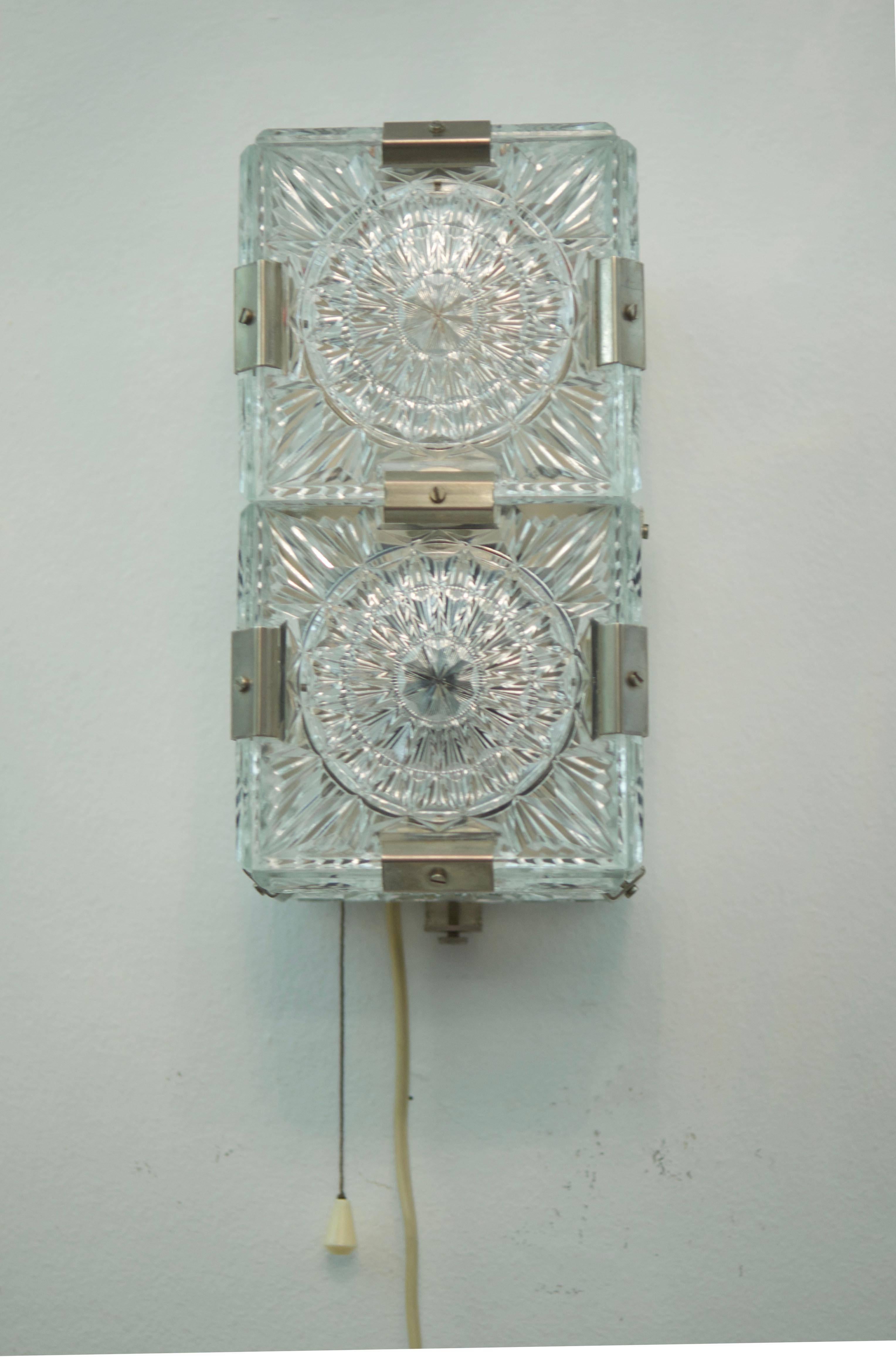 Mid-Century moderno Sconce in vetro pressato del Medioevo, applique da parete in vendita