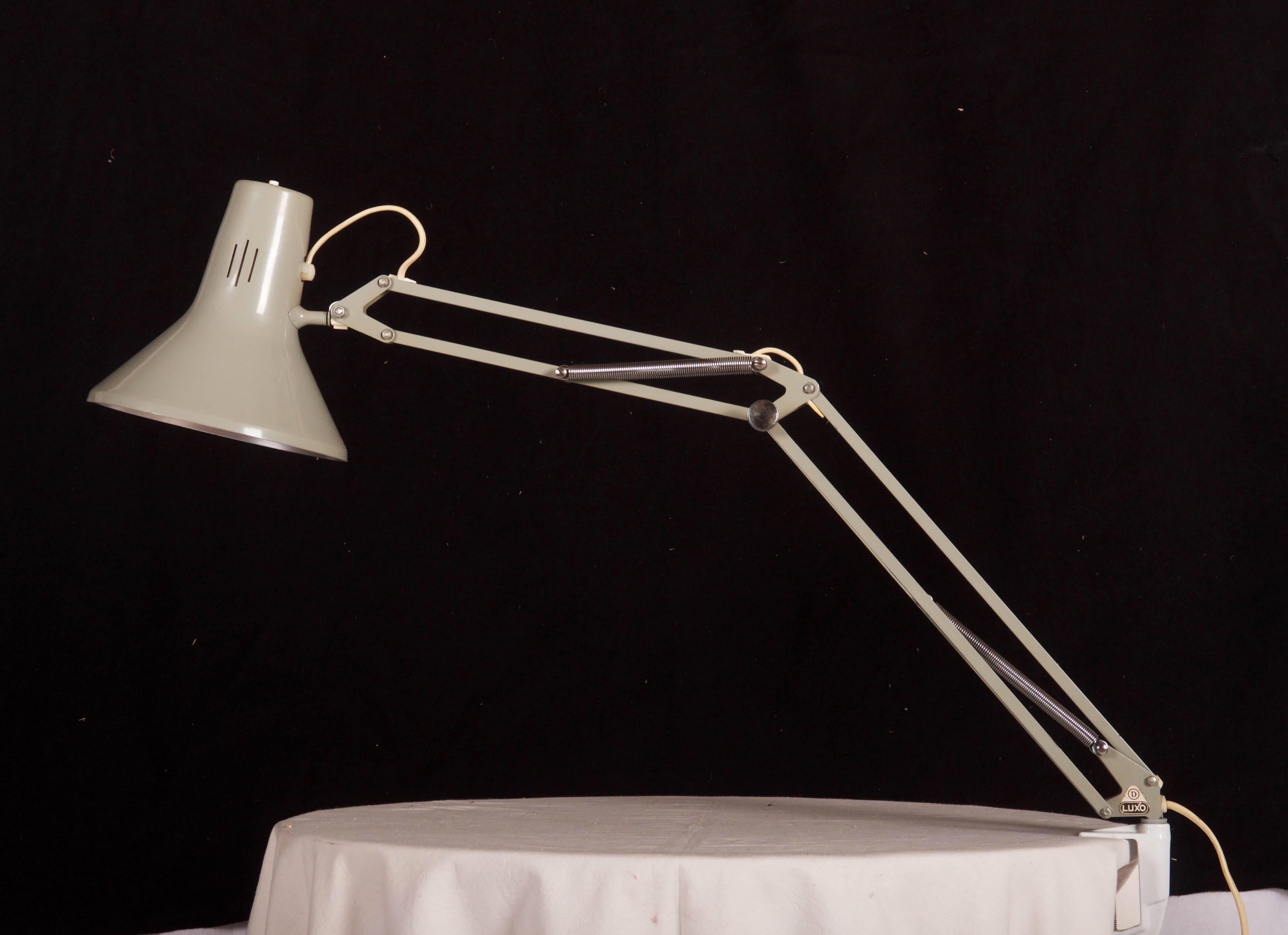 Grauer Schreibtisch, Tischlampe von Luxo (Skandinavische Moderne) im Angebot