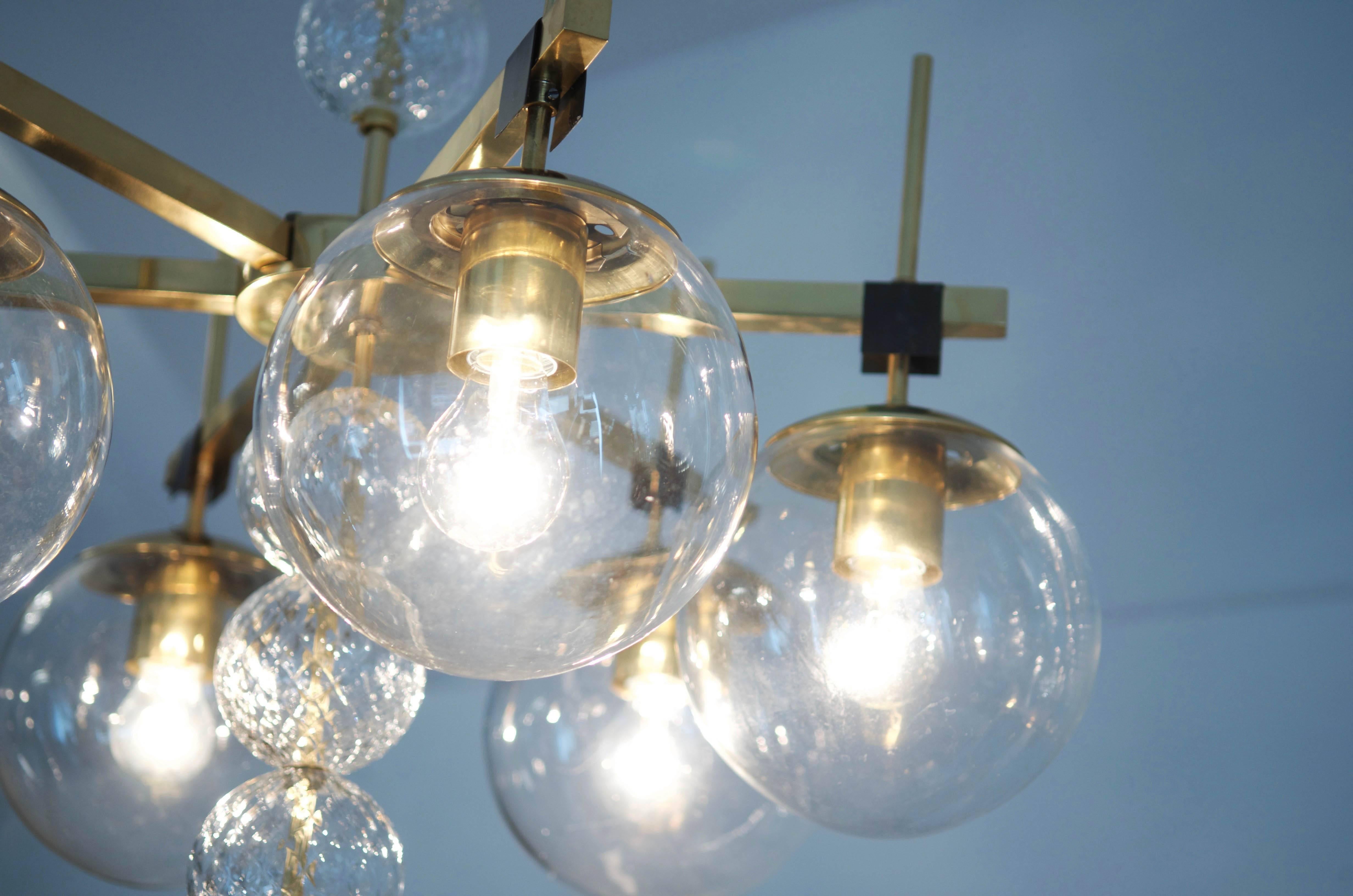 Grand lustre avec verres en cristal soufflé à la main en vente 3