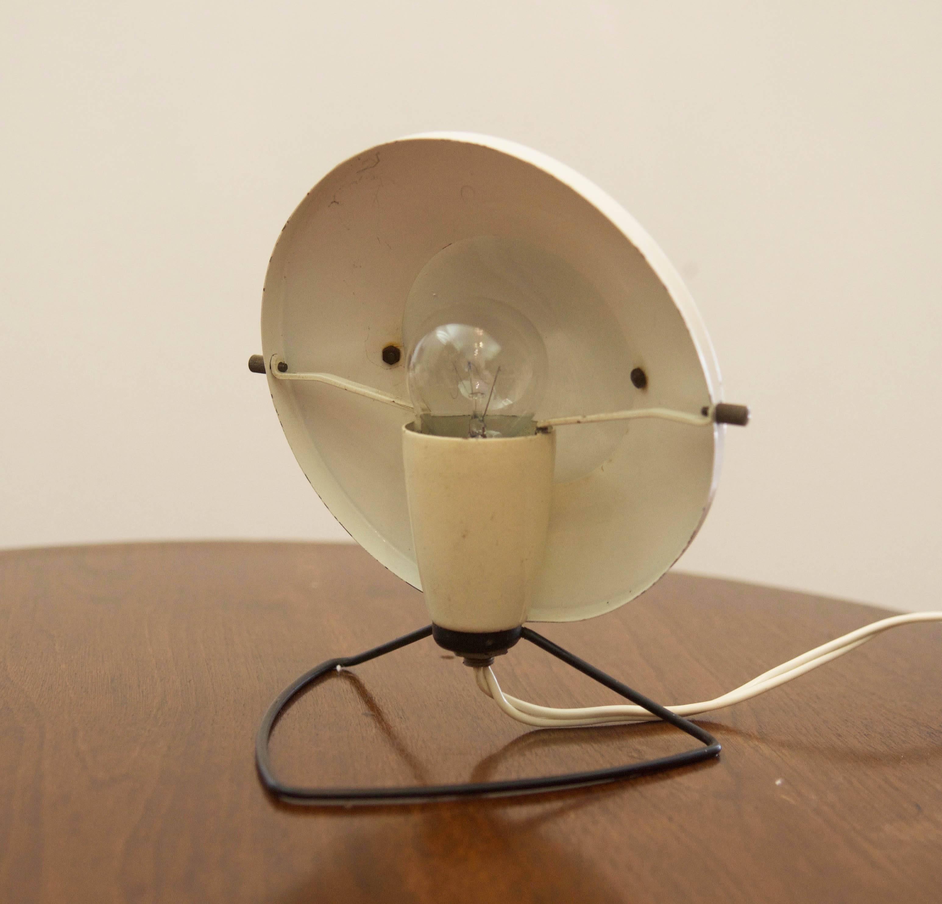 Structure en acier avec une douille E14 et un double abat-jour mobile en acier et laiton.
Cette lampe de la fin des années 1950 peut être utilisée comme lampe murale ou comme lampe de table.
Bon état d'usage avec un peu de patine sur l'abat-jour.
