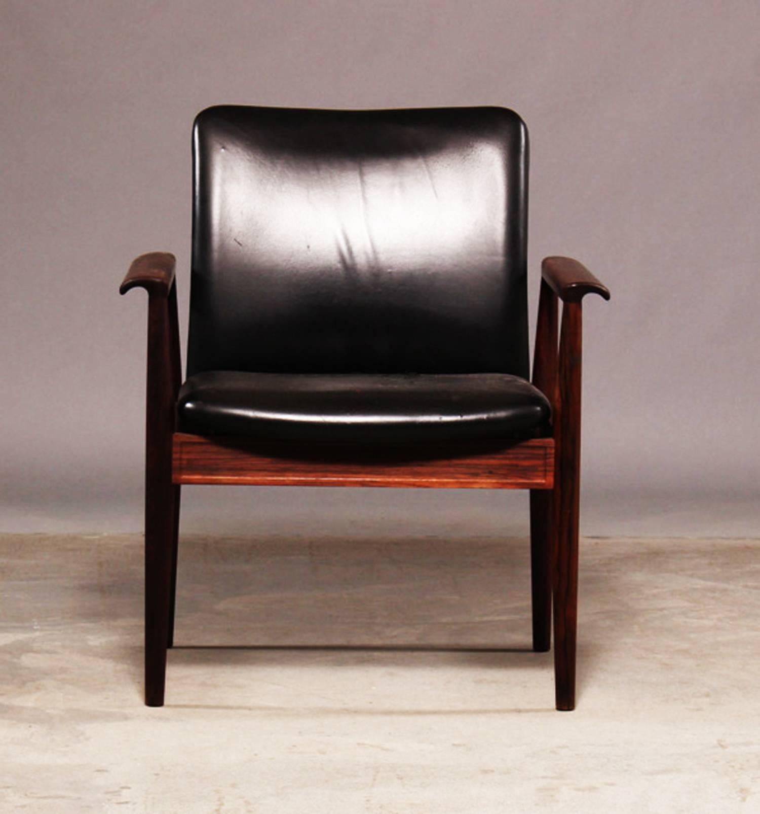 Finn Juhl, diplomat desk chair or armchair with frame in solid rosewood (rio-palisander), new seat upholstery and cover, model 209. Designed in 1963. Produced by France & Son.
Measures: H. 82 cm, SH. 44 cm, B. 69 cm.
Used but still in perfect