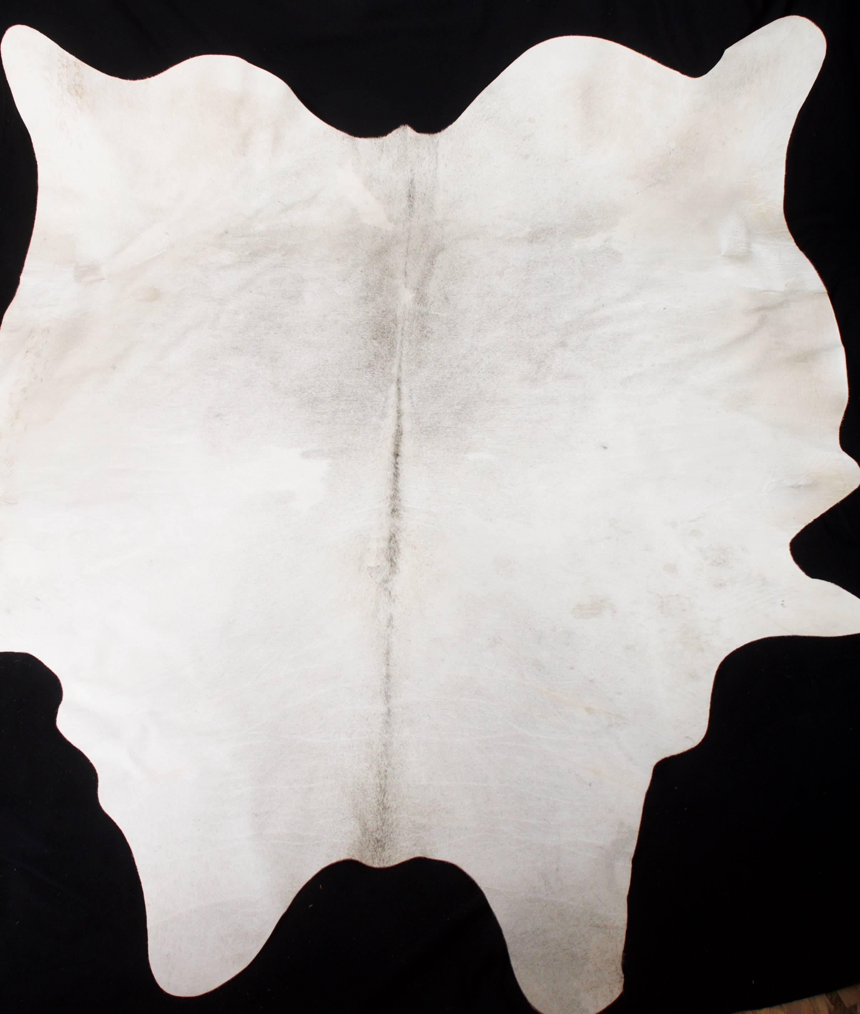 Gray cowhide rug.
Dimensions: 212 x 240cm (83.46" x 94.48").