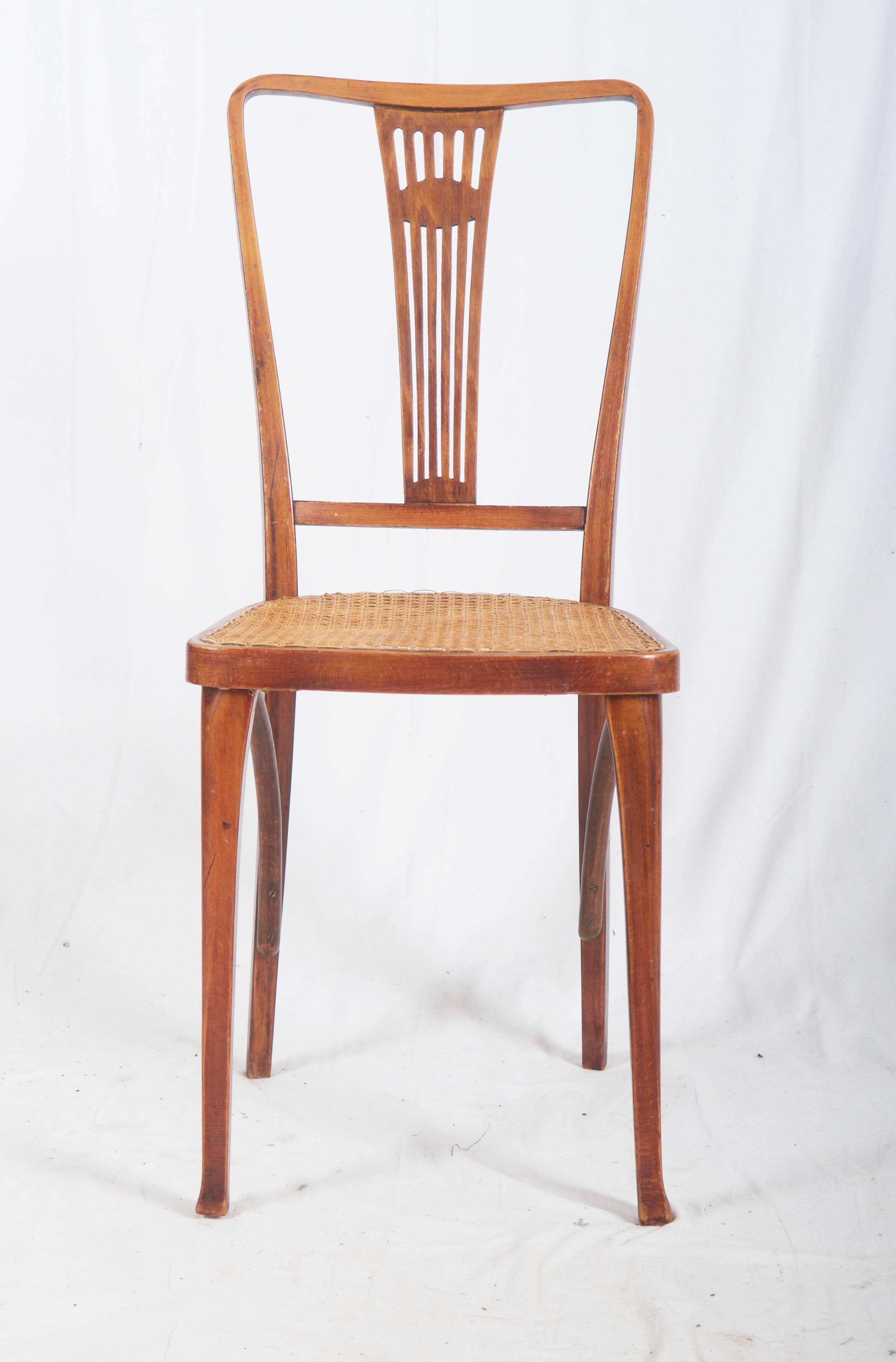Chaises Thonet avec assise cannée (cannage neuf).
Restauré professionnellement avec de nouvelles canettes
jusqu'à trois pièces disponibles.