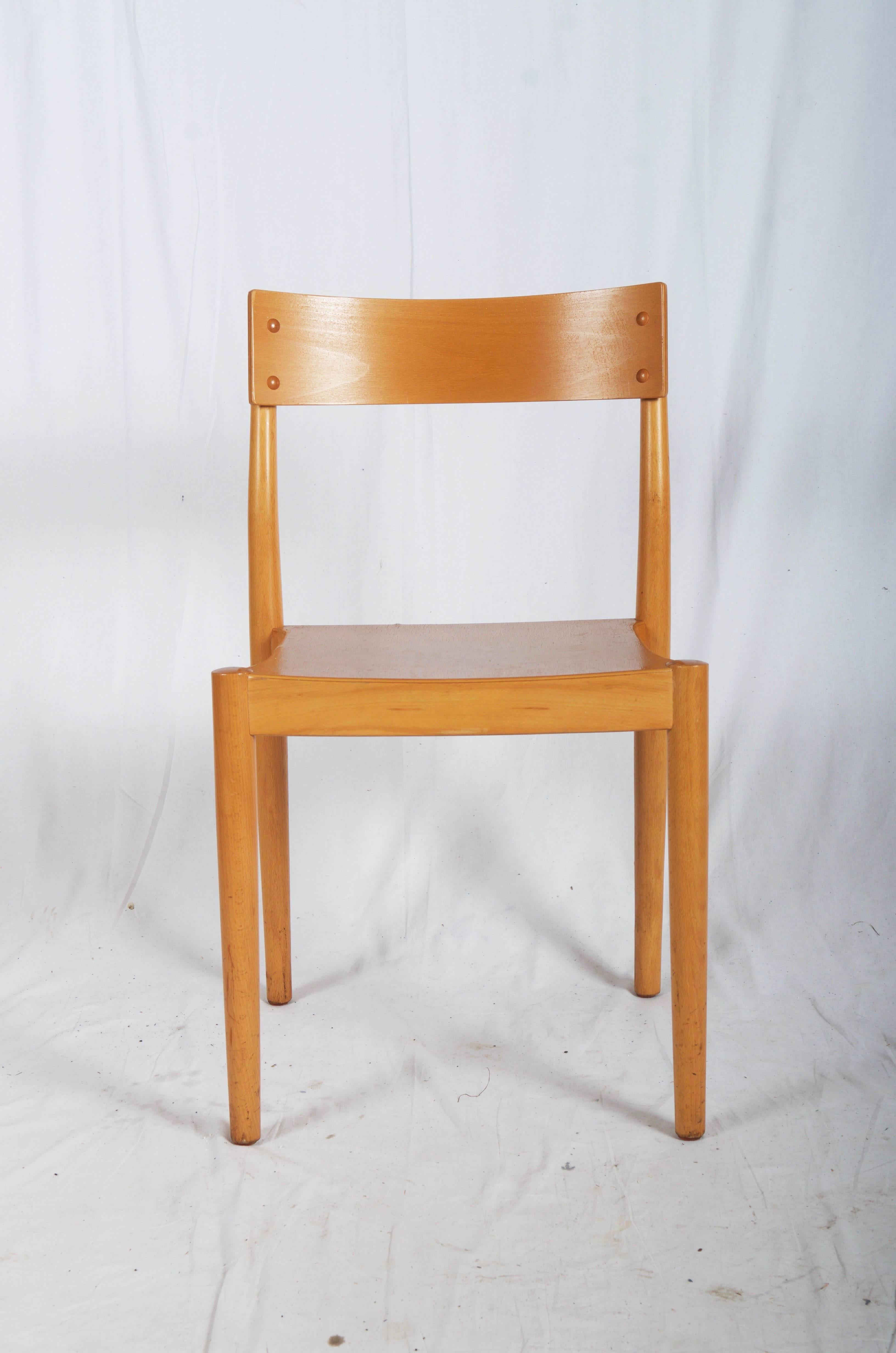 Peter Hvidt & Orla Mølgaard-Nielsen. Chaises de salle à manger/chaises empilables, modèle Portex. Conçu en 1945. Produit par Fritz Hansen dans les années 1960. 
Ils sont livrés dans une finition entièrement renouvelée dans la couleur du client.