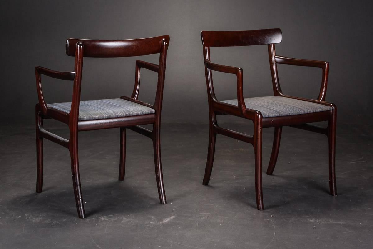 Ole Wanscher 1903-1985. 'Rungstedlund'. Dining table and eight mahogany chairs, two with armrests, upholstered in horsehair.
Dining table with two extra leaves. H 73cm (28.74
