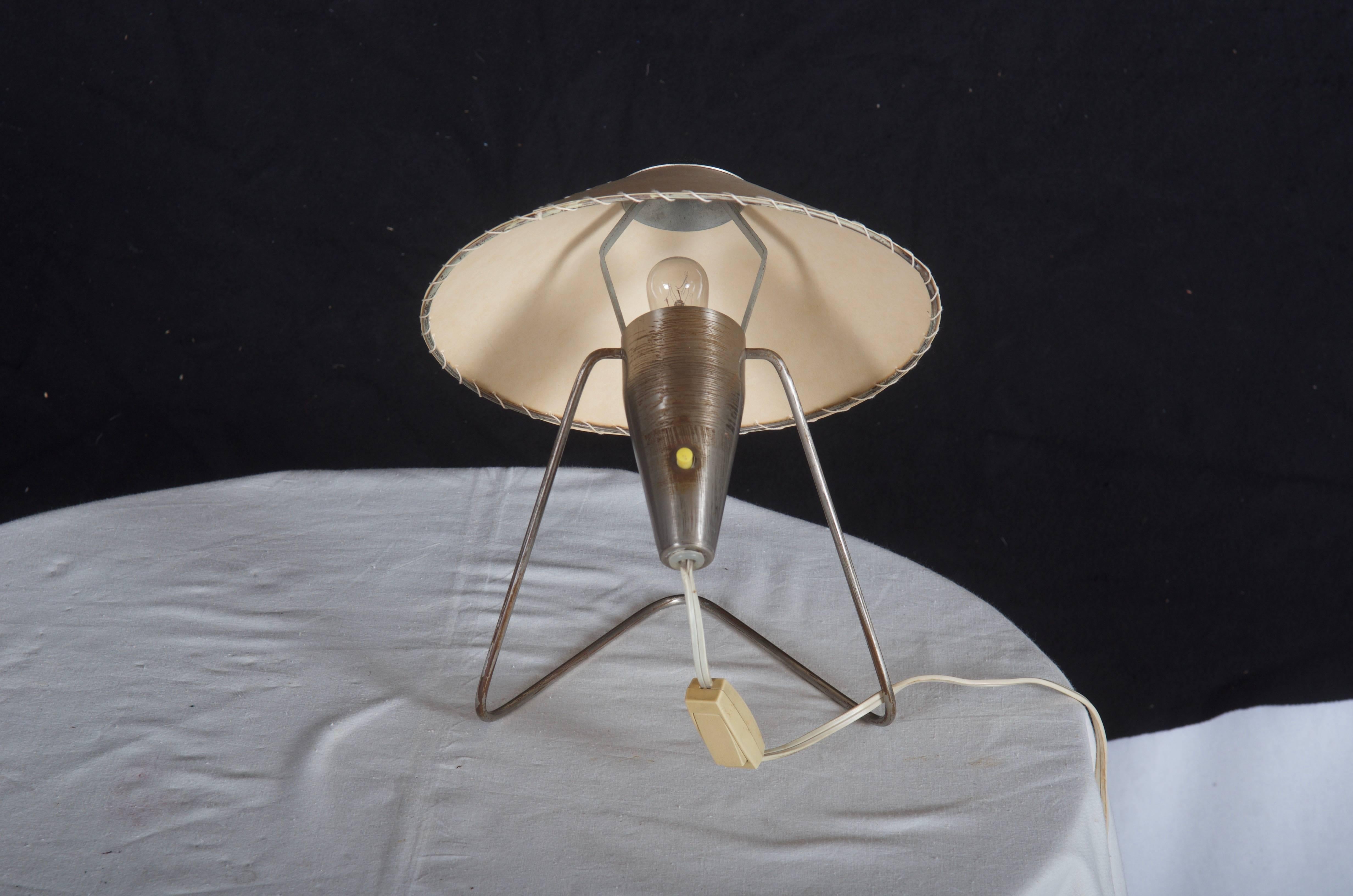Schreibtischlampe der modernen Moderne von Helena Frantova für Okolo (Moderne der Mitte des Jahrhunderts) im Angebot