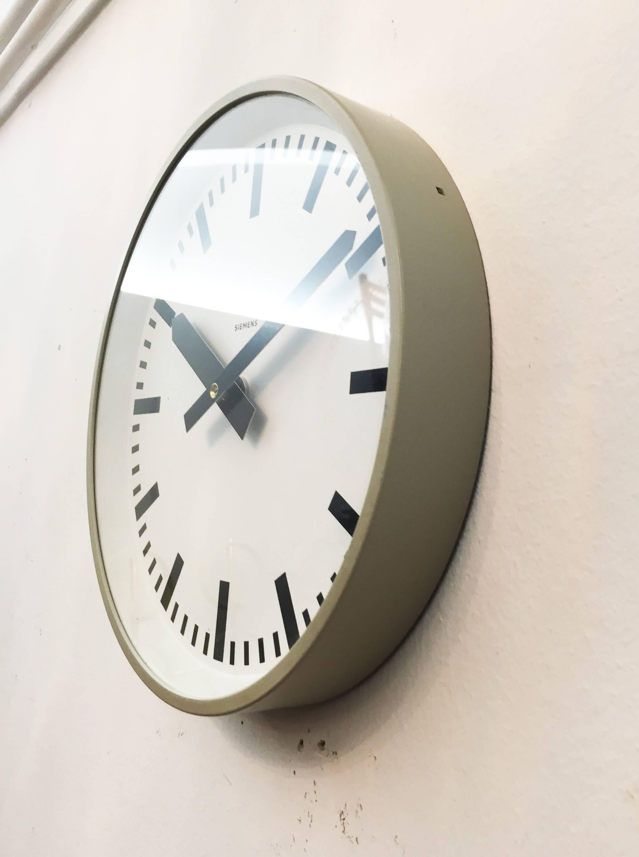 Steel painted with glass front made in Austria in the 1970s.
Formerly a slave clock, it is now fitted with a modern quartz movement with a battery.