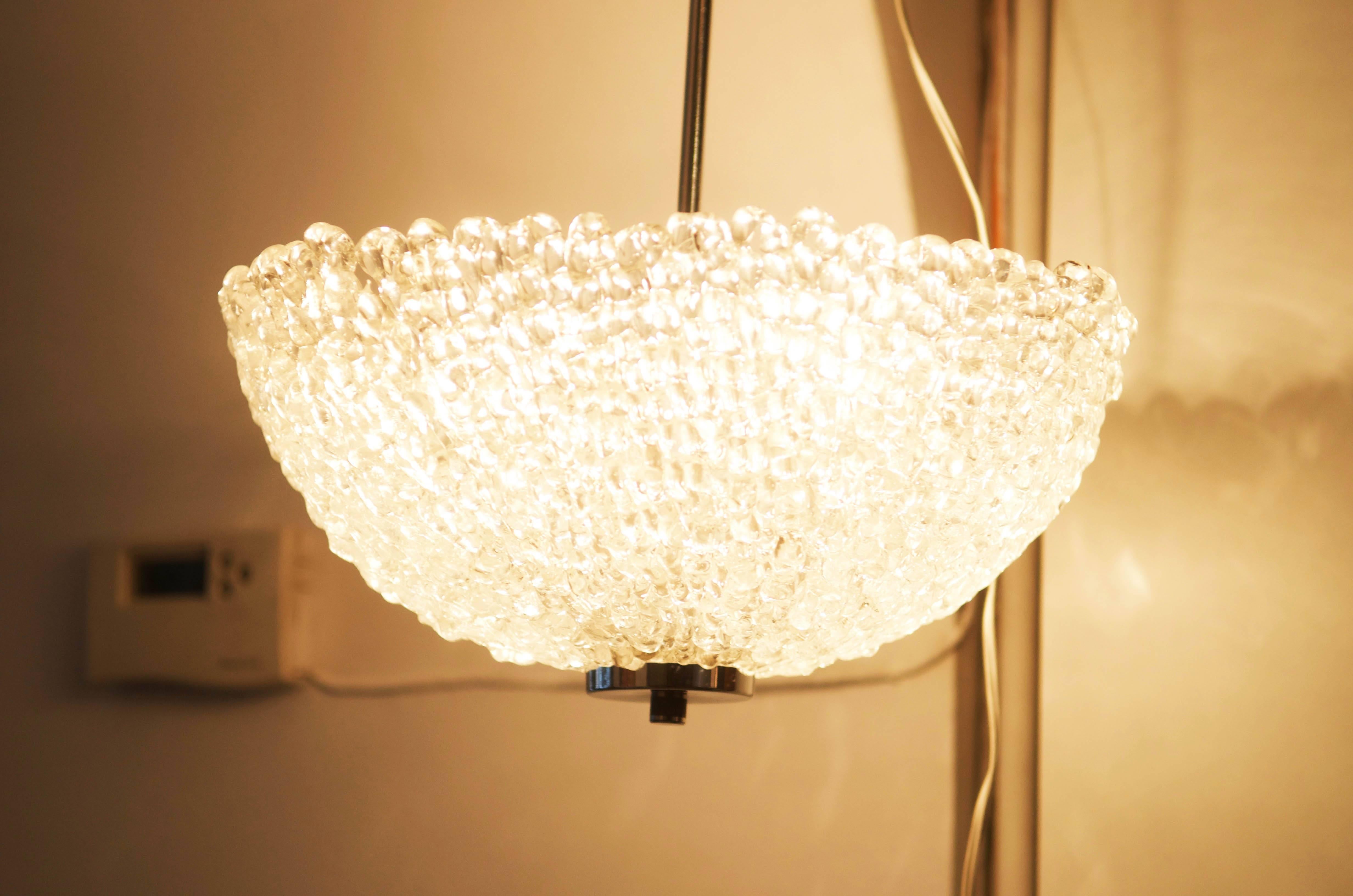 Lucite Chandelier by Austrolux In Excellent Condition For Sale In Vienna, AT